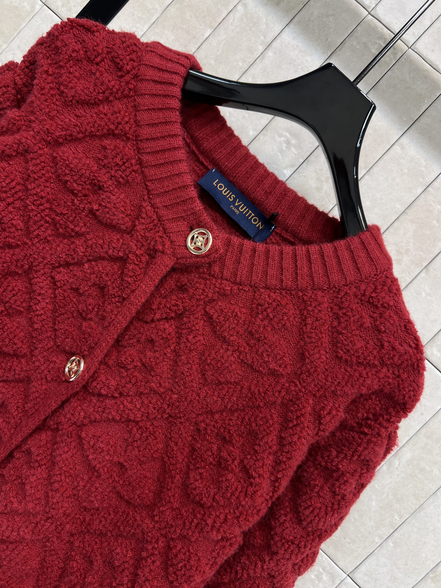 L家 25秋冬新款 新年限定 红色老花提花针织开衫 采用经典Monogram老花提花设计 羊毛纱线立体感