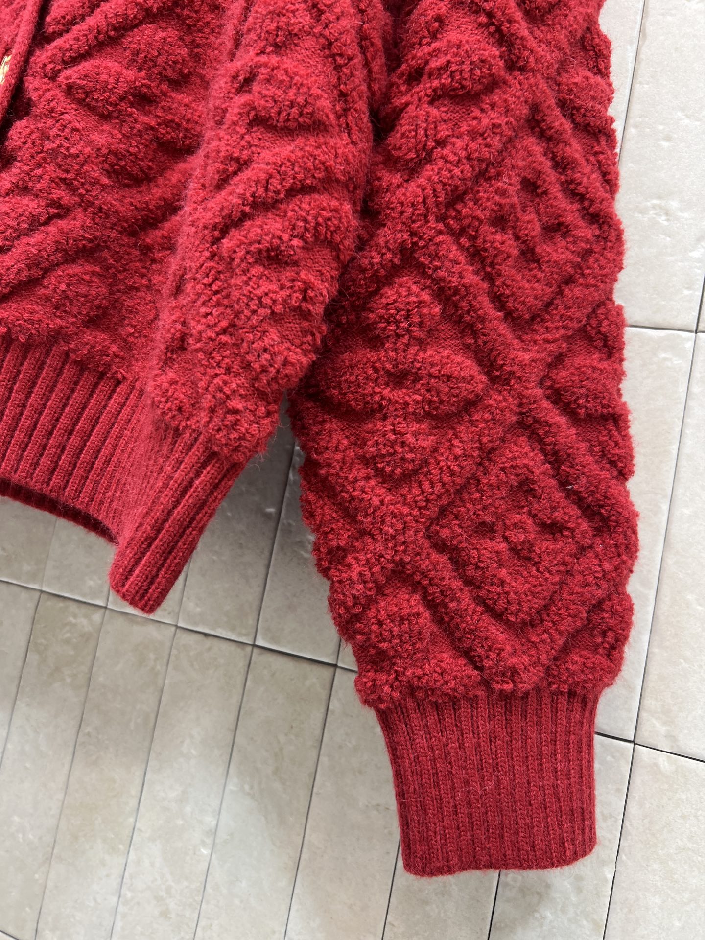 L家 25秋冬新款 新年限定 红色老花提花针织开衫 采用经典Monogram老花提花设计 羊毛纱线立体感