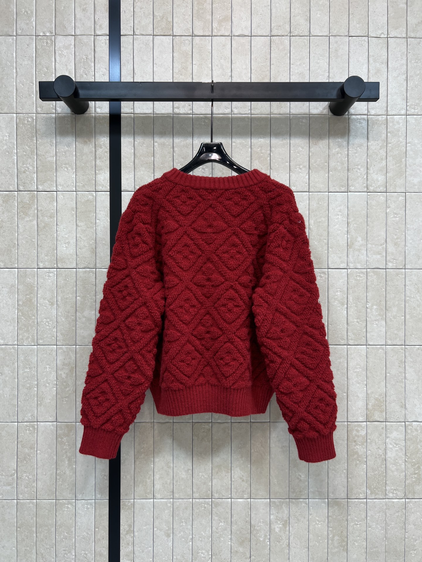 L家 25秋冬新款 新年限定 红色老花提花针织开衫 采用经典Monogram老花提花设计 羊毛纱线立体感