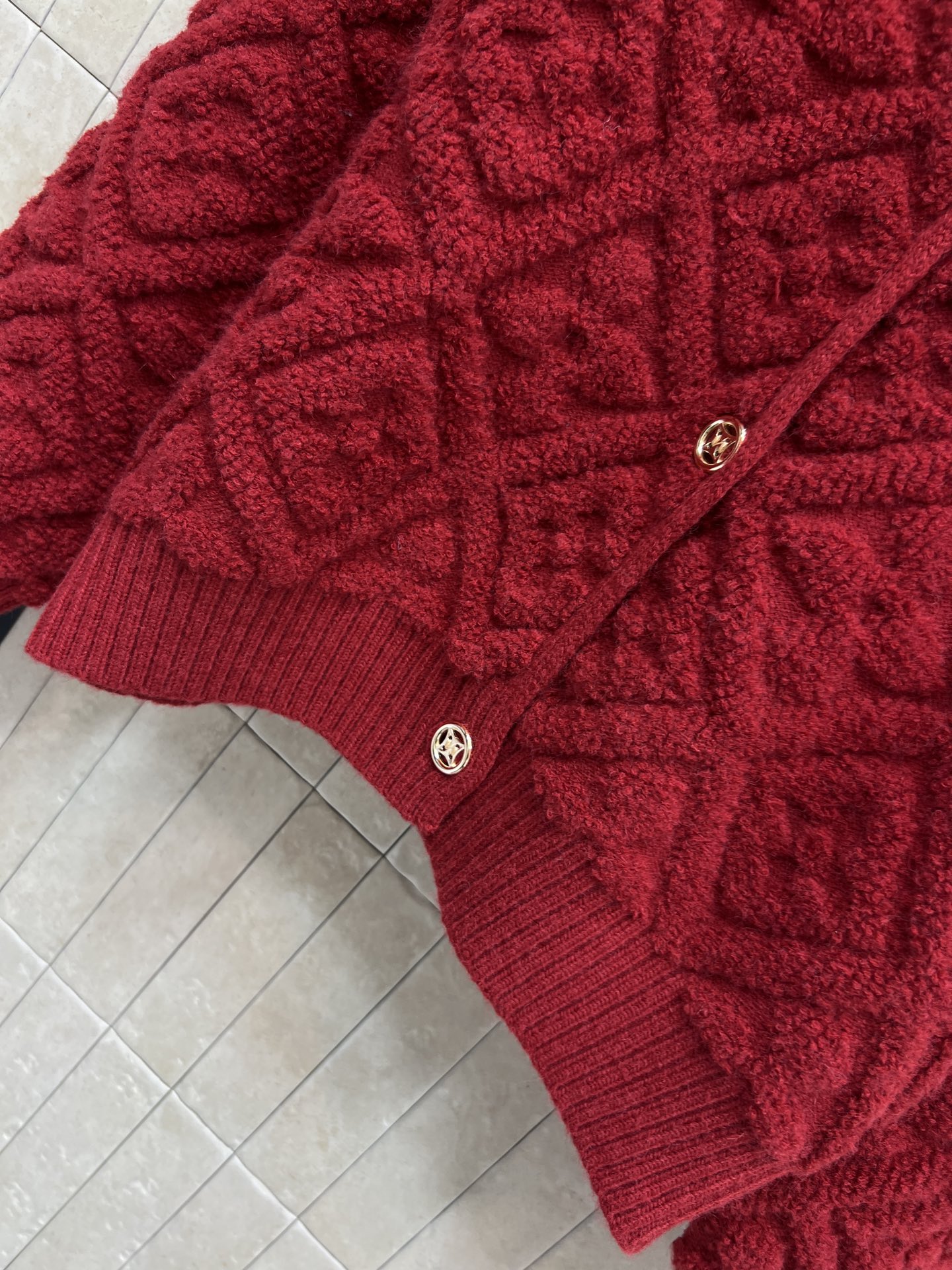L家 25秋冬新款 新年限定 红色老花提花针织开衫 采用经典Monogram老花提花设计 羊毛纱线立体感