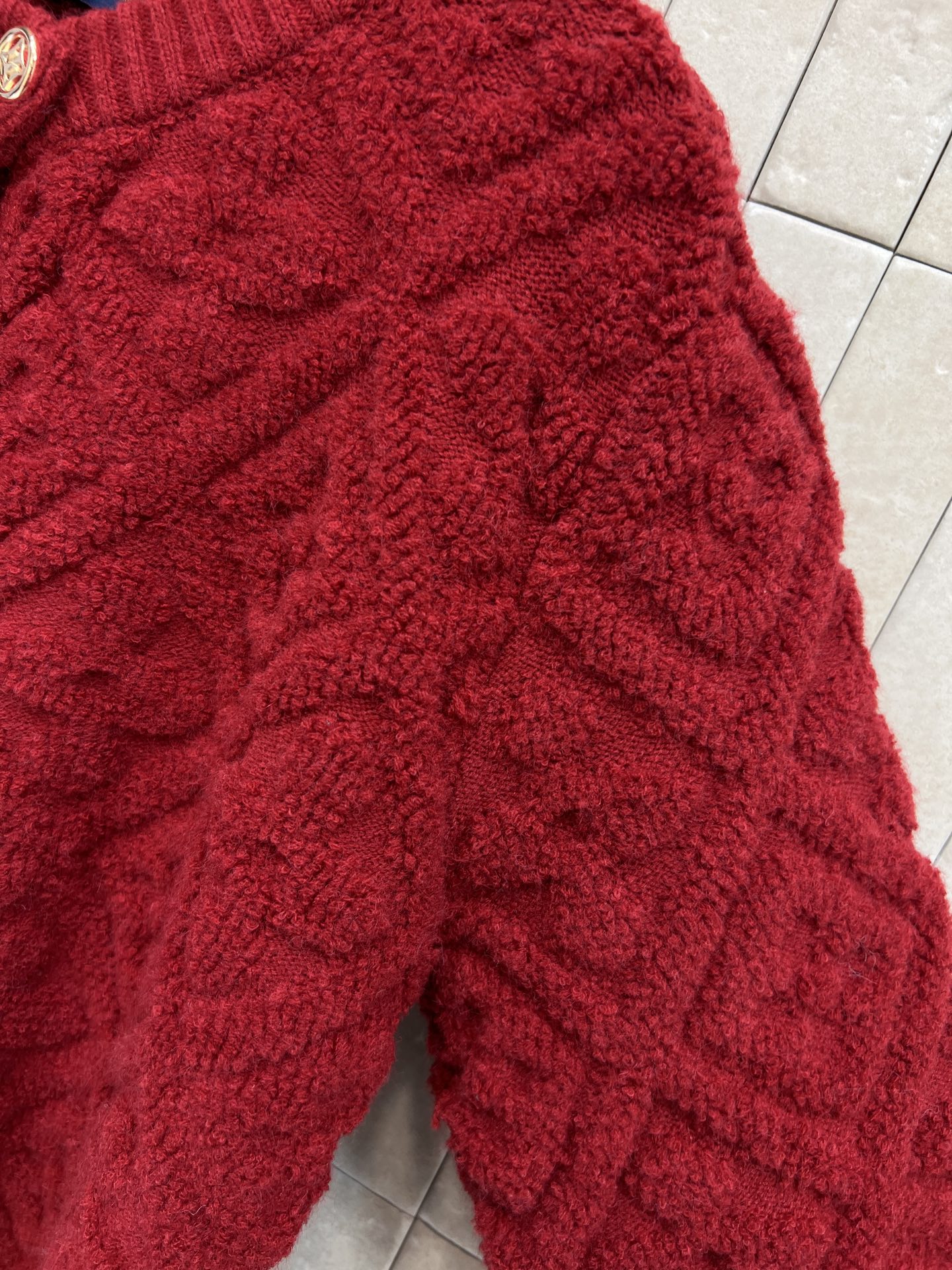 L家 25秋冬新款 新年限定 红色老花提花针织开衫 采用经典Monogram老花提花设计 羊毛纱线立体感