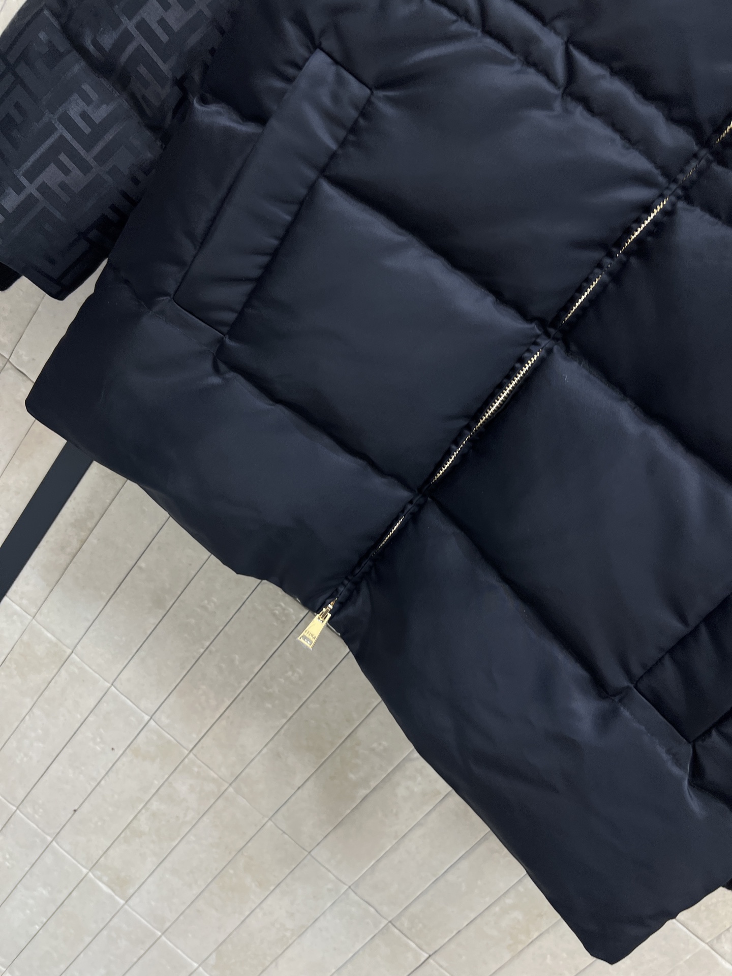 FD家 25秋冬新款 FF提花连帽收腰羽绒服 FF老花暗纹超有辨识度！连帽设计 防风又保暖 内部填充高品