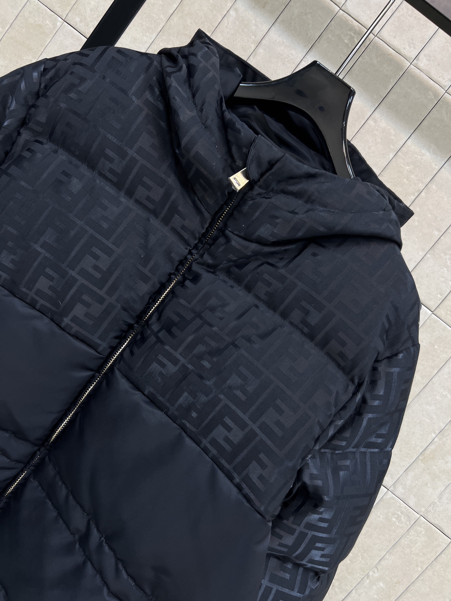 FD家 25秋冬新款 FF提花连帽收腰羽绒服 FF老花暗纹超有辨识度！连帽设计 防风又保暖 内部填充高品