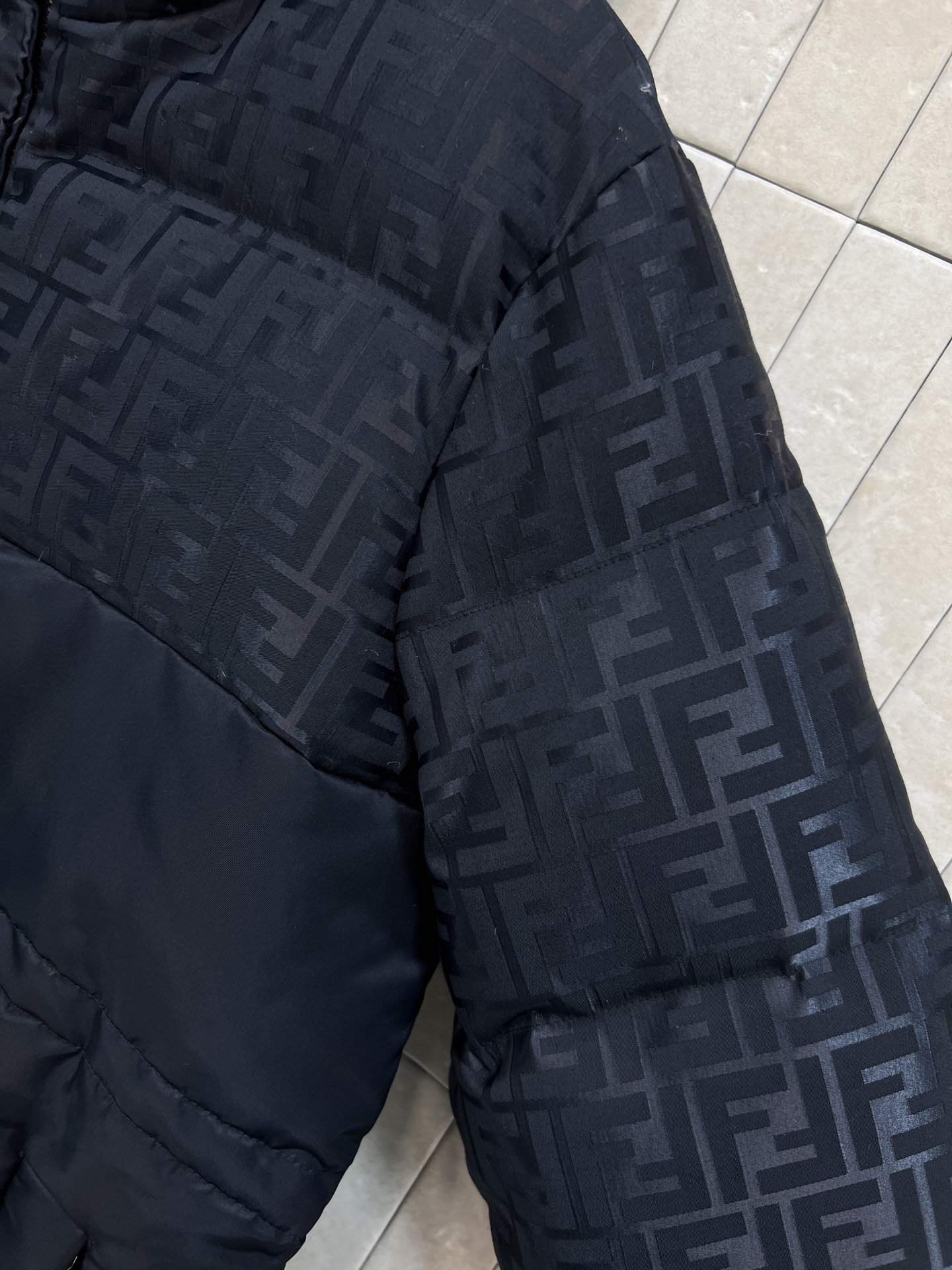 FD家 25秋冬新款 FF提花连帽收腰羽绒服 FF老花暗纹超有辨识度！连帽设计 防风又保暖 内部填充高品