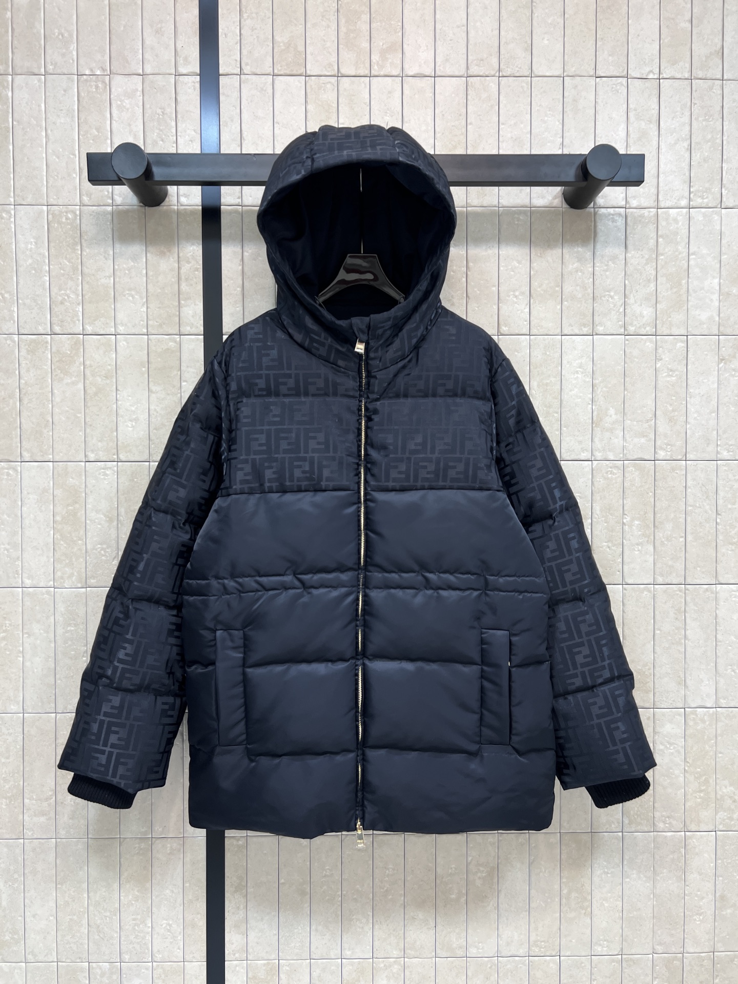 NO:654133,Equipped with dust bag FD Home 25 new autumn and winter FF jacquard hooded waist down jacket FF presbyopic dark pattern is super recognizable!  Hooded design, windproof and warm. The interior is filled with high-quality down. It is super warm in winter. There is also a hidden drawstring inside. The waist is slimmed down and not bloated. The loose fit is very friendly. It is very fashionable to wear with jeans or casual pants. Three sizes in one color. Size/S-M-L,, dior, jeans, down jacket, hats, alexander wang19860909配防尘袋FD家 25秋冬新款 FF提花连帽收腰羽绒服 FF老花暗纹超有辨识度！连帽设计 防风又保暖 内部填充高品质羽绒 冬天穿超暖 内里还有隐藏抽绳 收腰显瘦不臃肿 宽松版型很友好 随便搭牛仔裤or休闲裤都很时髦 一色三码 Size/S-M-L,,dior,jeans,down jacket,hats,alexander wang,Women's clothing