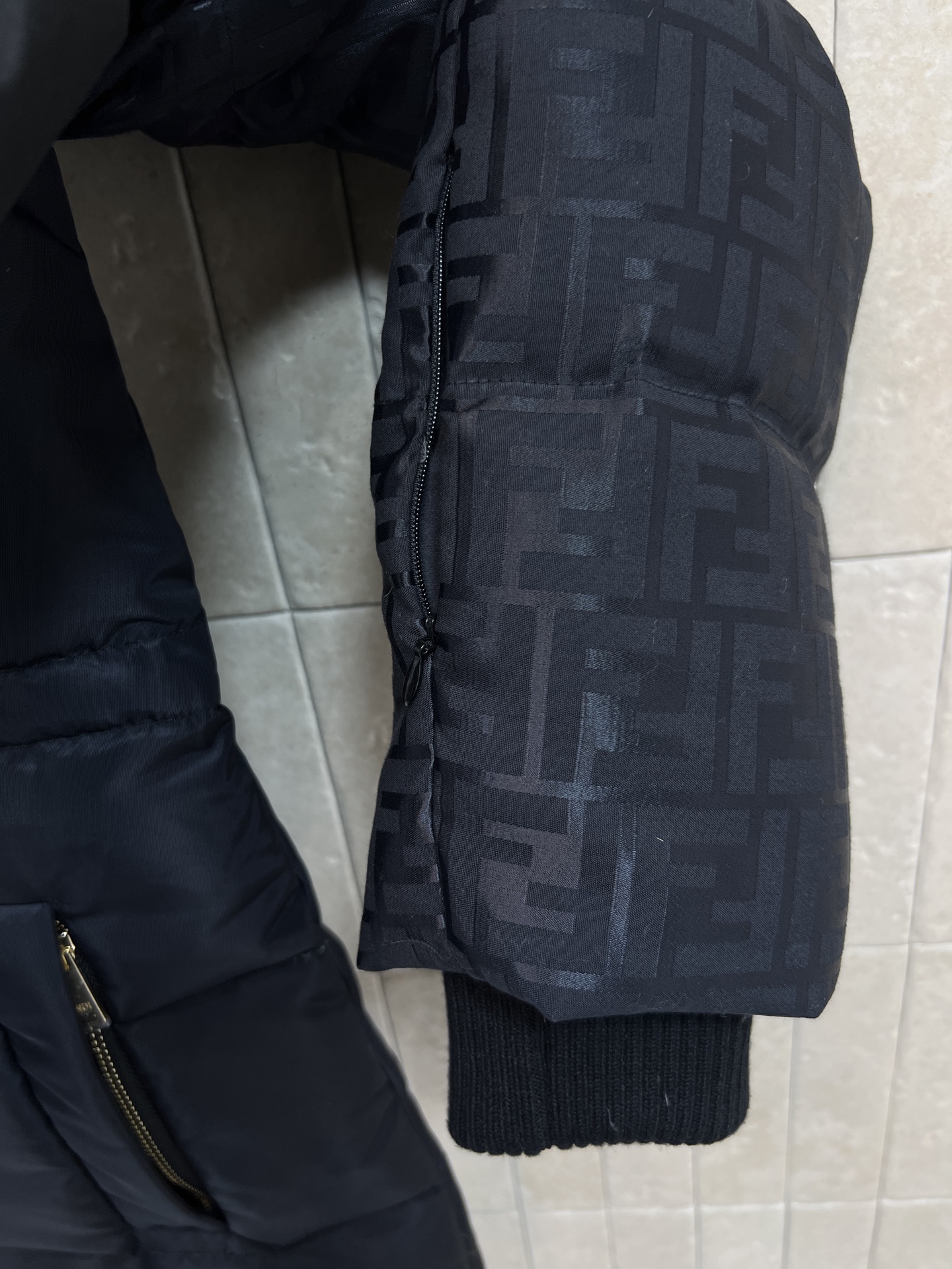 FD家 25秋冬新款 FF提花连帽收腰羽绒服 FF老花暗纹超有辨识度！连帽设计 防风又保暖 内部填充高品