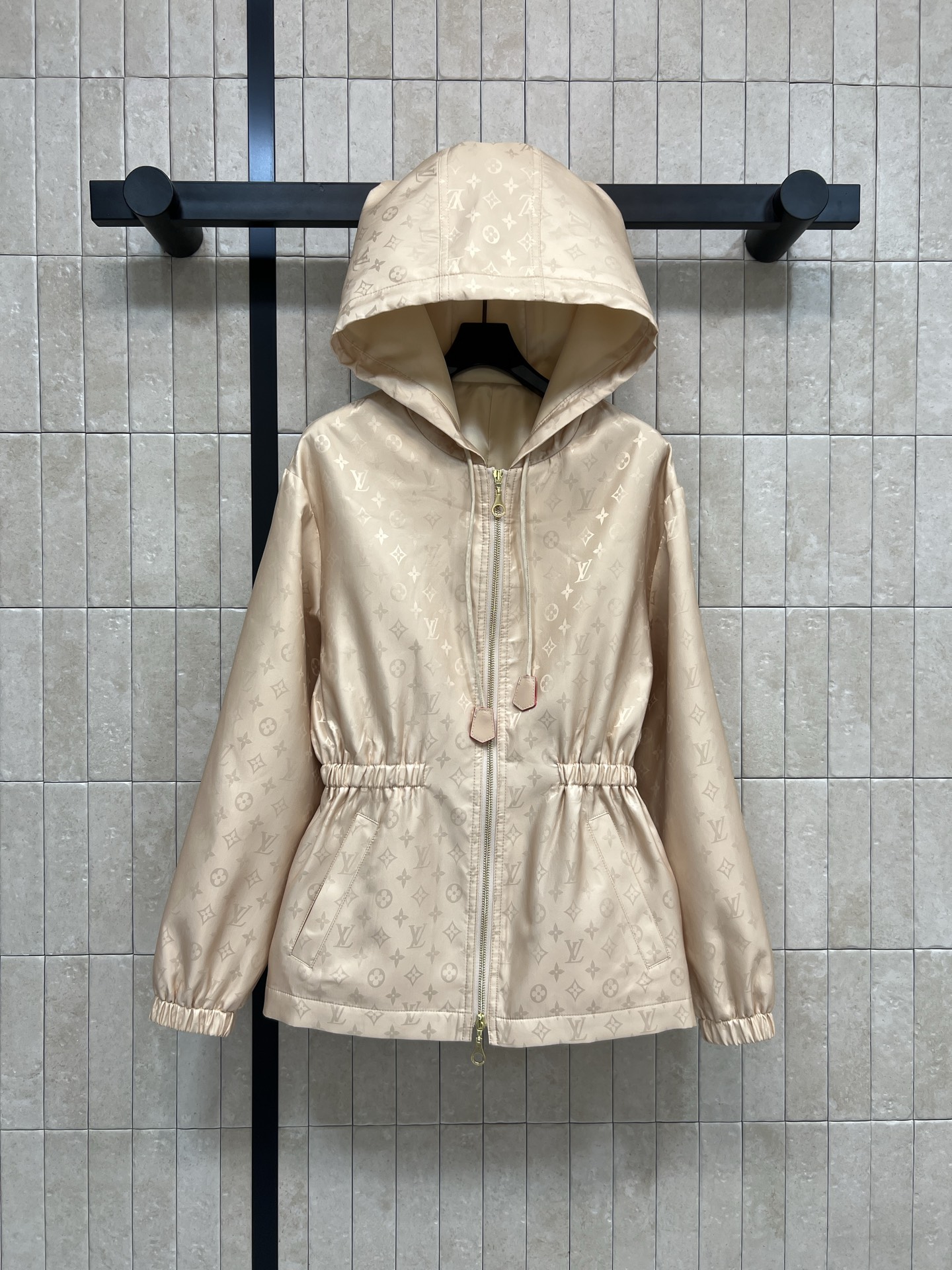 NO:654985,L's new autumn and winter 25 presbyopic hooded belted jacket, classic presbyopic pattern + beige, low-key luxury and super texture!  The nylon fabric is lightweight and water-repellent, perfect for spring and autumn. The elastic waist design highlights the waistline. The hooded drawstring waist is mid-length. The version is versatile and not picky. The classic presbyopia logo print is simple yet fashionable. It can be easily used for daily commuting and leisure. Four sizes in one color Size/S-M-L- XL, Louis Vuitton, Jackets & coats, hats, Alexander Wang19860909L家 25秋冬新款 老花连帽束腰夹克 经典老花图案+米色 低调奢华超有质感！尼龙面料轻便防泼水 春秋穿刚刚好 松紧束腰设计凸显腰线 连帽抽绳收腰中长款 版型百搭不挑人 经典老花logo印花 简约又不失时尚感 日常通勤、休闲都能轻松驾驭 一色四码 Size/S-M-L- XL,,louis vuitton,jackets & coats,hats,alexander wang,Women's clothing