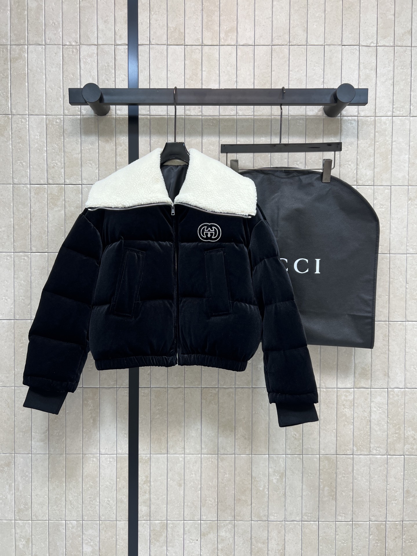 NO:654989,Comes with dust bag G Home 25 new autumn and winter GG logo lamb wool trimmed velvet down jacket Made of black velvet fabric, soft and shiny to the touch White lamb wool lapels are super warm The GG logo embroidery on the chest is highly recognizable Short box cut + rib knitted cuffs and hem Good windproof effect Taking into account both temperature and appearance Imported motorcycle thread National standard 90 velvet filling Fashionable and practical for autumn and winter wear!  Delivery dust bag, one color, four sizes Size/S-M-L-XL,,gucci,down jacket,alexander wang19860909配防尘袋G家 25秋冬新款 GG徽标羊羔毛饰边丝绒羽绒服 采用黑色丝绒面料 触感柔软有光泽 白色羊羔毛翻领超保暖 胸前GG徽标刺绣辨识度满分 短款箱型剪裁+罗纹针织袖口和下摆 防风效果好 温度和颜值兼顾 进口机车线 国标90绒填充 秋冬穿搭既时髦又实用！ 配送防尘袋 一色四码 Size/S-M-L-XL,,gucci,down jacket,alexander wang,Women's clothing