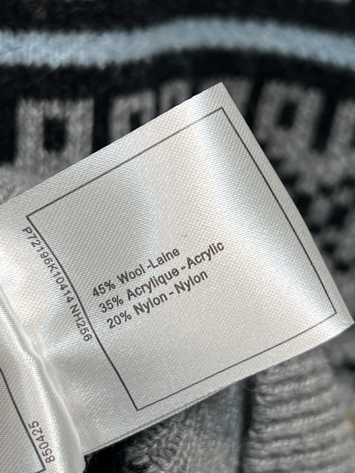 小香家 25秋冬新款 费尔岛圆领毛衣 黑白灰主色+蓝色黄色点缀 几何图案超有层次感 胸前双C标志超经典 