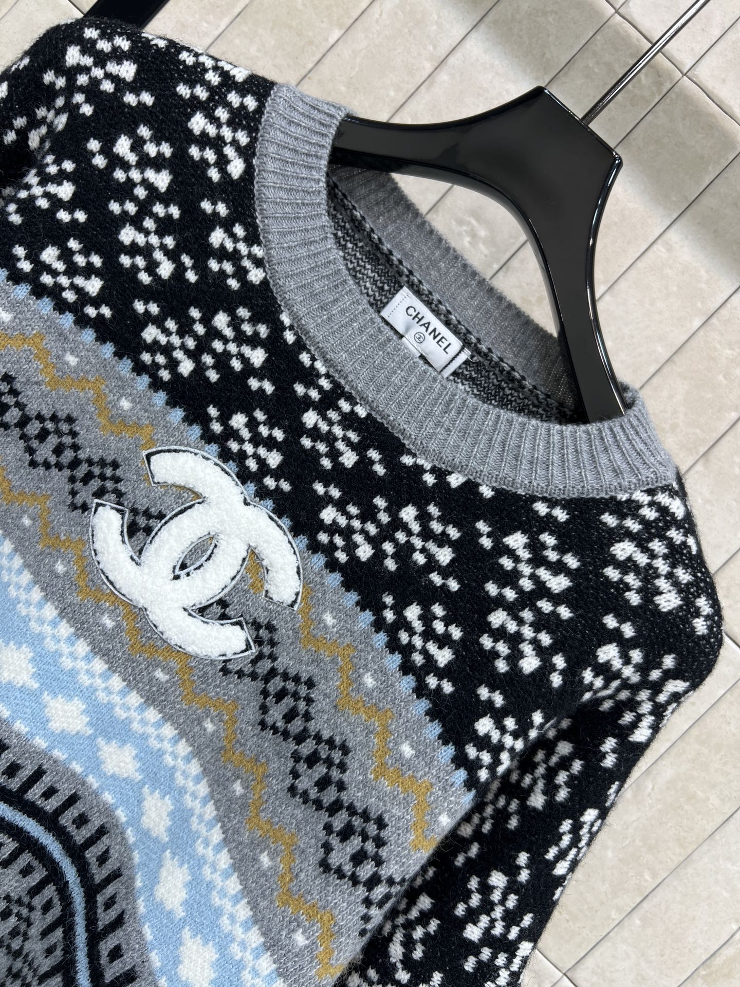 小香家 25秋冬新款 费尔岛圆领毛衣 黑白灰主色+蓝色黄色点缀 几何图案超有层次感 胸前双C标志超经典 