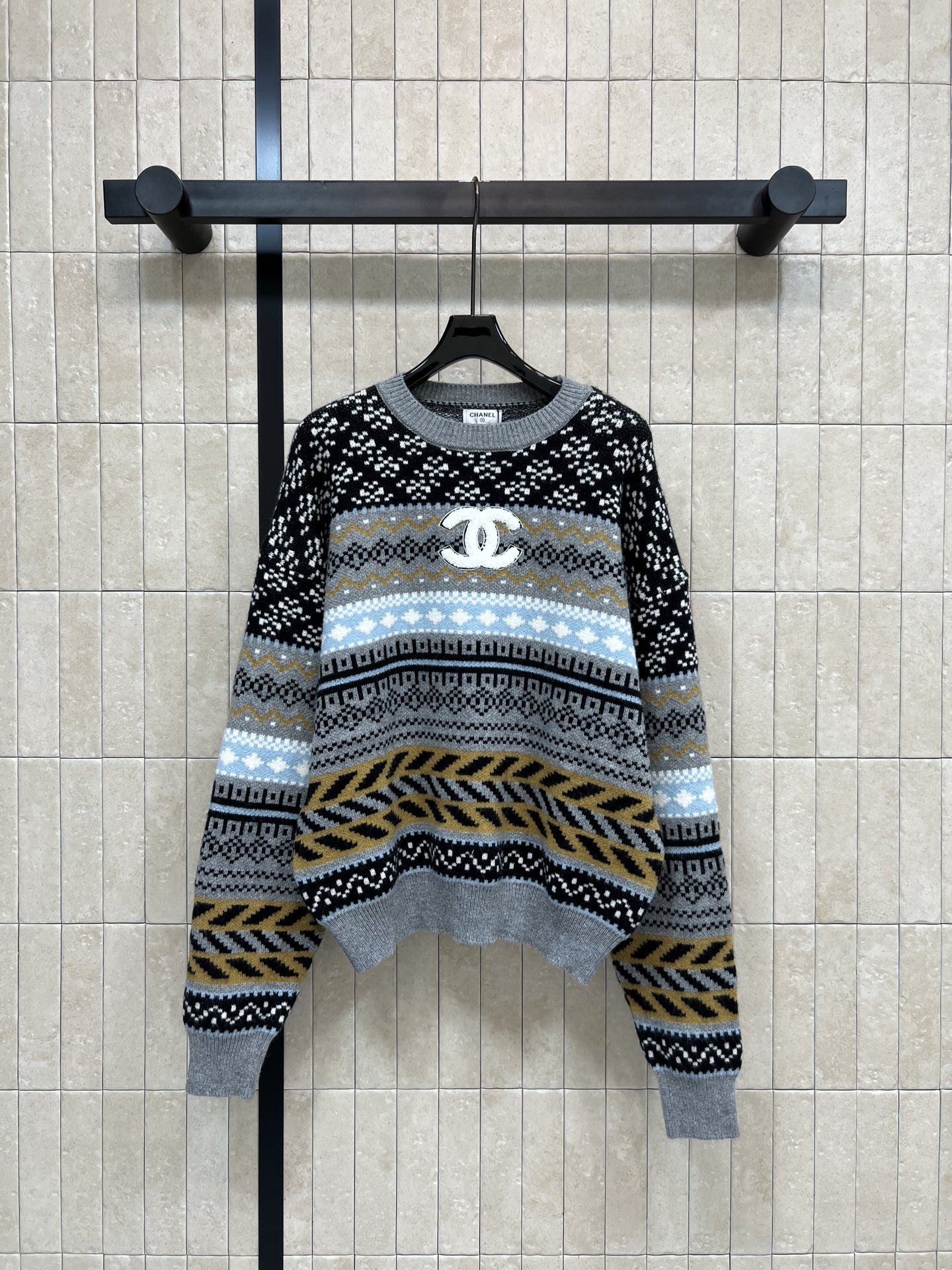 NO:654971,Xiaoxiangjia 25 new autumn and winter Fair Isle crew neck sweater, black and white gray main color + blue and yellow embellishment, geometric pattern is super layered, double C logo on the chest is super classic, thick knitting technology, soft and warm, just perfect for autumn and winter!  The loose fit is comfortable and fashionable. It looks great with jeans or skirts. It is easy to get a lazy and high-end feeling ~ one color and three sizes. Size/S-M-L,,chanel,skirts,jeans,sweaters,alexander wang19860909小香家 25秋冬新款 费尔岛圆领毛衣 黑白灰主色+蓝色黄色点缀 几何图案超有层次感 胸前双C标志超经典 粗针织工艺 柔软又保暖 秋冬穿刚刚好！宽松版型 舒适时髦,随手搭牛仔裤or半裙都很出彩 轻松get慵懒高级感~一色三码 Size/S-M-L,,chanel,skirts,jeans,sweaters,alexander wang,Women's clothing