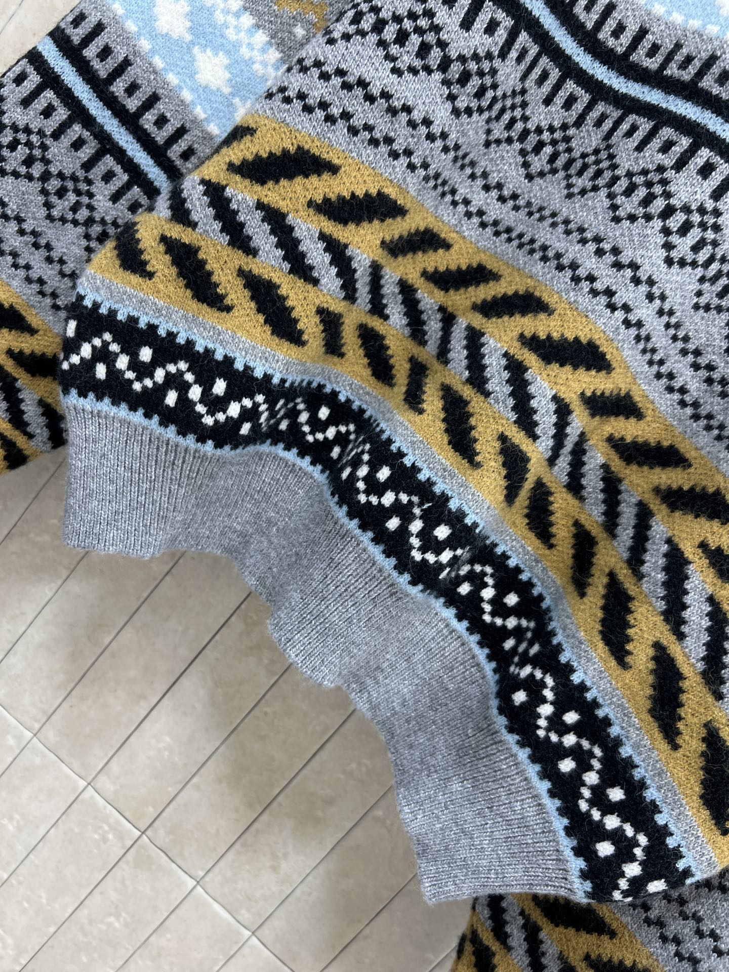 小香家 25秋冬新款 费尔岛圆领毛衣 黑白灰主色+蓝色黄色点缀 几何图案超有层次感 胸前双C标志超经典 