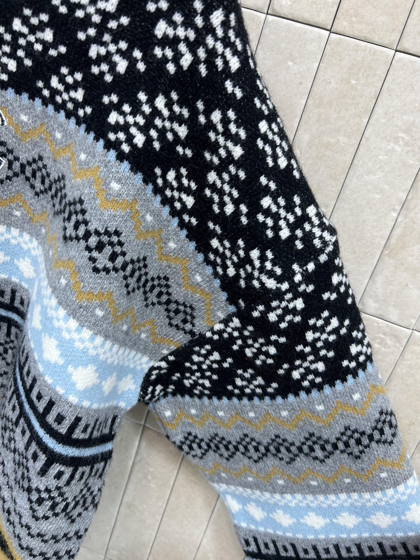 小香家 25秋冬新款 费尔岛圆领毛衣 黑白灰主色+蓝色黄色点缀 几何图案超有层次感 胸前双C标志超经典 