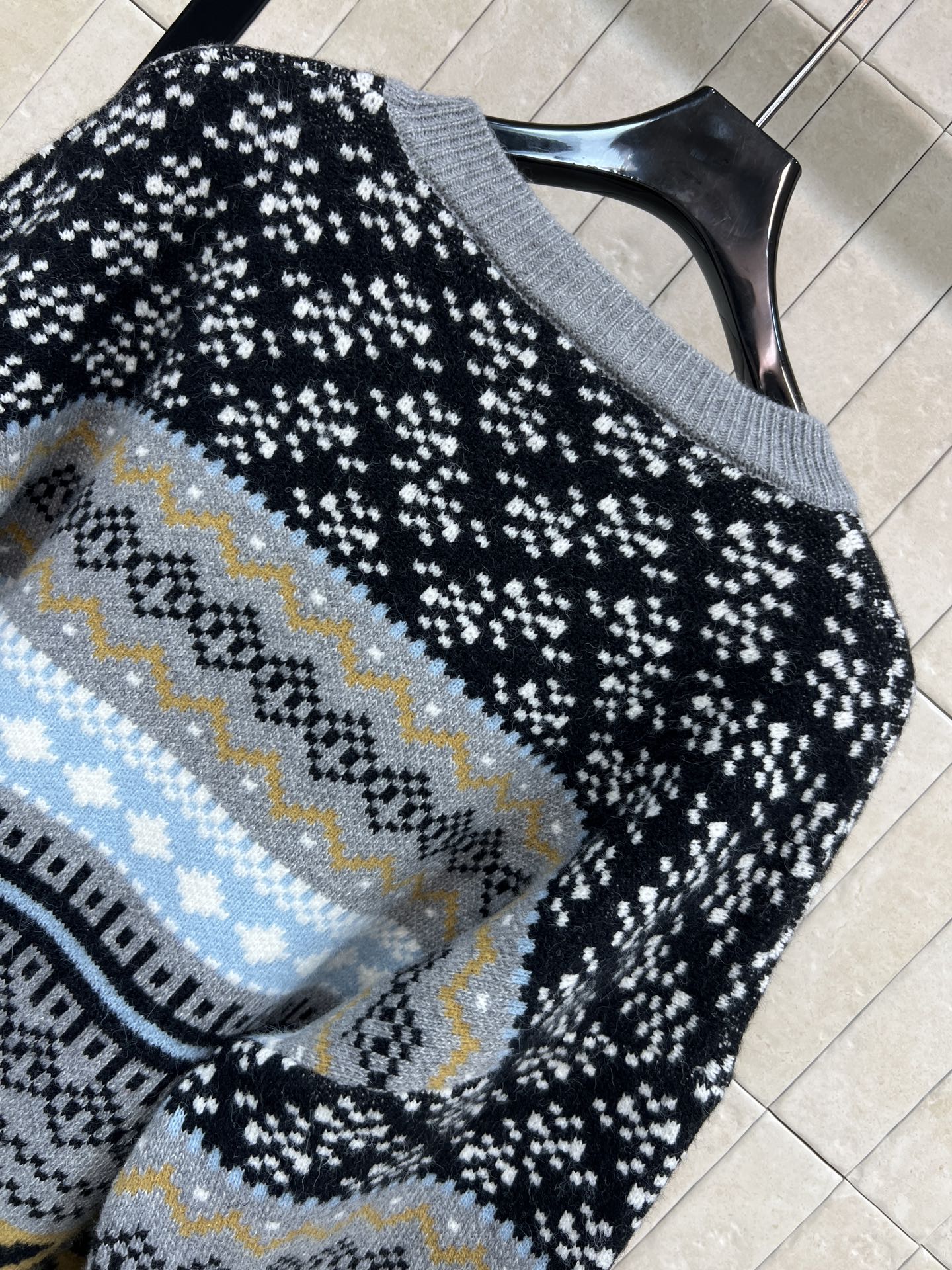 小香家 25秋冬新款 费尔岛圆领毛衣 黑白灰主色+蓝色黄色点缀 几何图案超有层次感 胸前双C标志超经典 