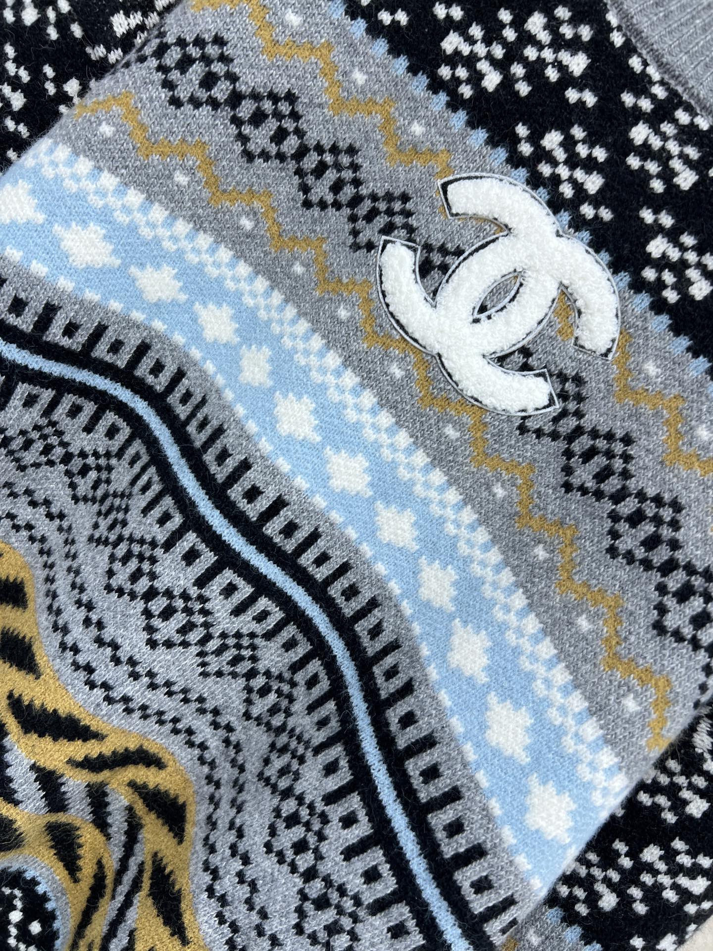 小香家 25秋冬新款 费尔岛圆领毛衣 黑白灰主色+蓝色黄色点缀 几何图案超有层次感 胸前双C标志超经典 