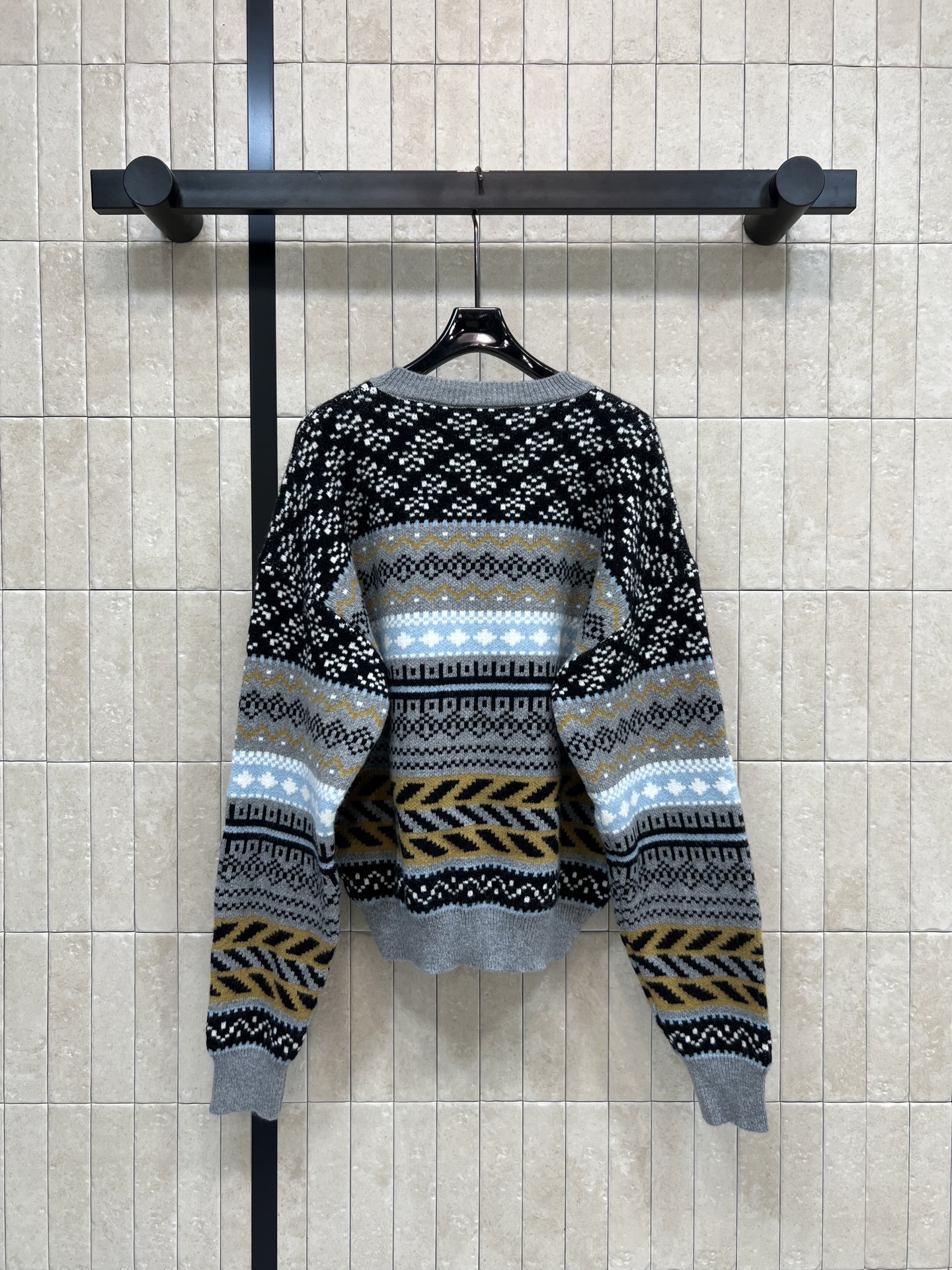 小香家 25秋冬新款 费尔岛圆领毛衣 黑白灰主色+蓝色黄色点缀 几何图案超有层次感 胸前双C标志超经典 