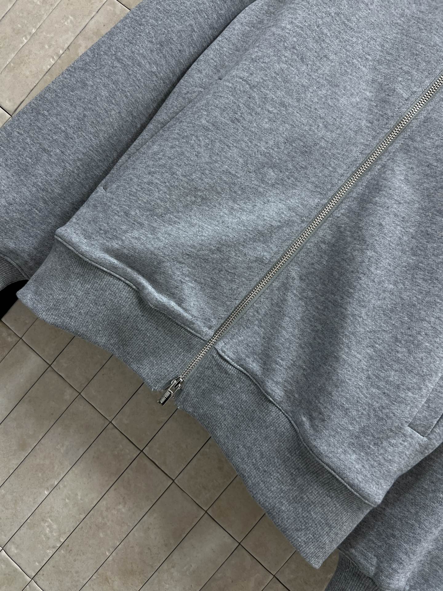 MIU家 25秋冬新款 灰色立领拉链卫衣外套 经典飞行员夹克版型 羊毛混纺材质柔软舒适 黑色高领设计 胸