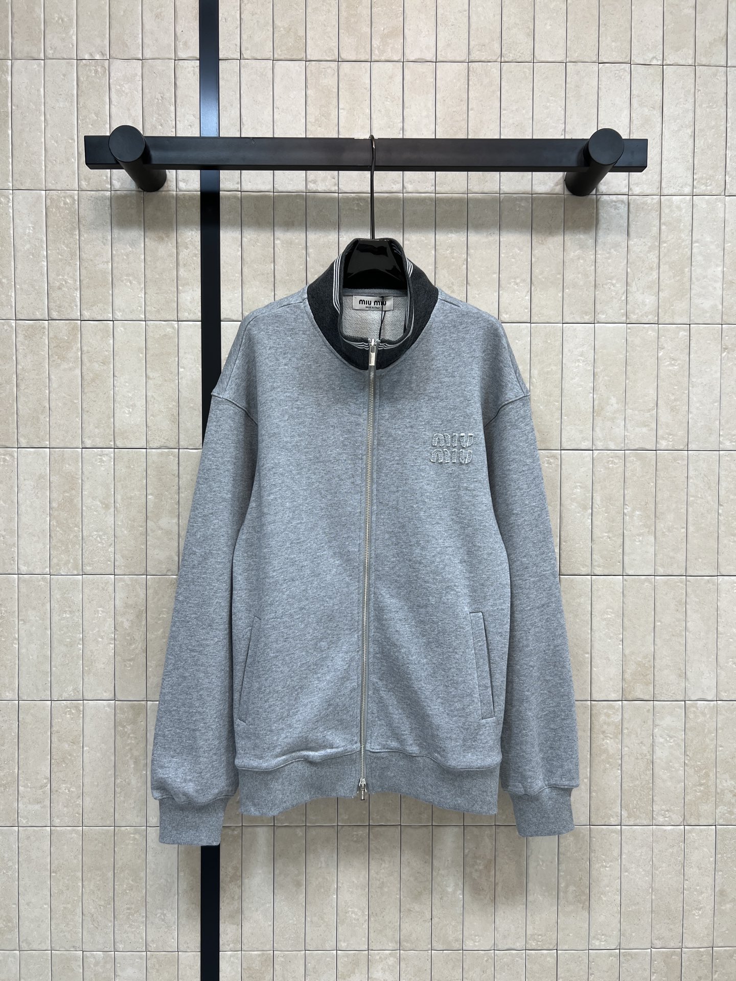 NO:654976,MIU Home 25 new autumn and winter style Gray stand-up collar zipper sweatshirt jacket Classic bomber jacket style Wool blend material is soft and comfortable Black high collar design The embroidered logo on the chest is highly recognizable The loose silhouette is not bloated The large pockets on both sides are practical and fashionable Can be easily used for commuting or leisure!  Three sizes in one color Size/S-M-L,,miumiu,hoodie,sweatshirts,jackets & coats,jackets & coats,alexander wang19860909MIU家 25秋冬新款 灰色立领拉链卫衣外套 经典飞行员夹克版型 羊毛混纺材质柔软舒适 黑色高领设计 胸前刺绣徽标超有辨识度 宽松廓形不臃肿 两侧大口袋实用又时髦 无论通勤还是休闲都能轻松驾驭！一色三码 Size/S-M-L,,miumiu,hoodie,sweatshirts,jackets & coats,jackets & coats,alexander wang,Women's clothing