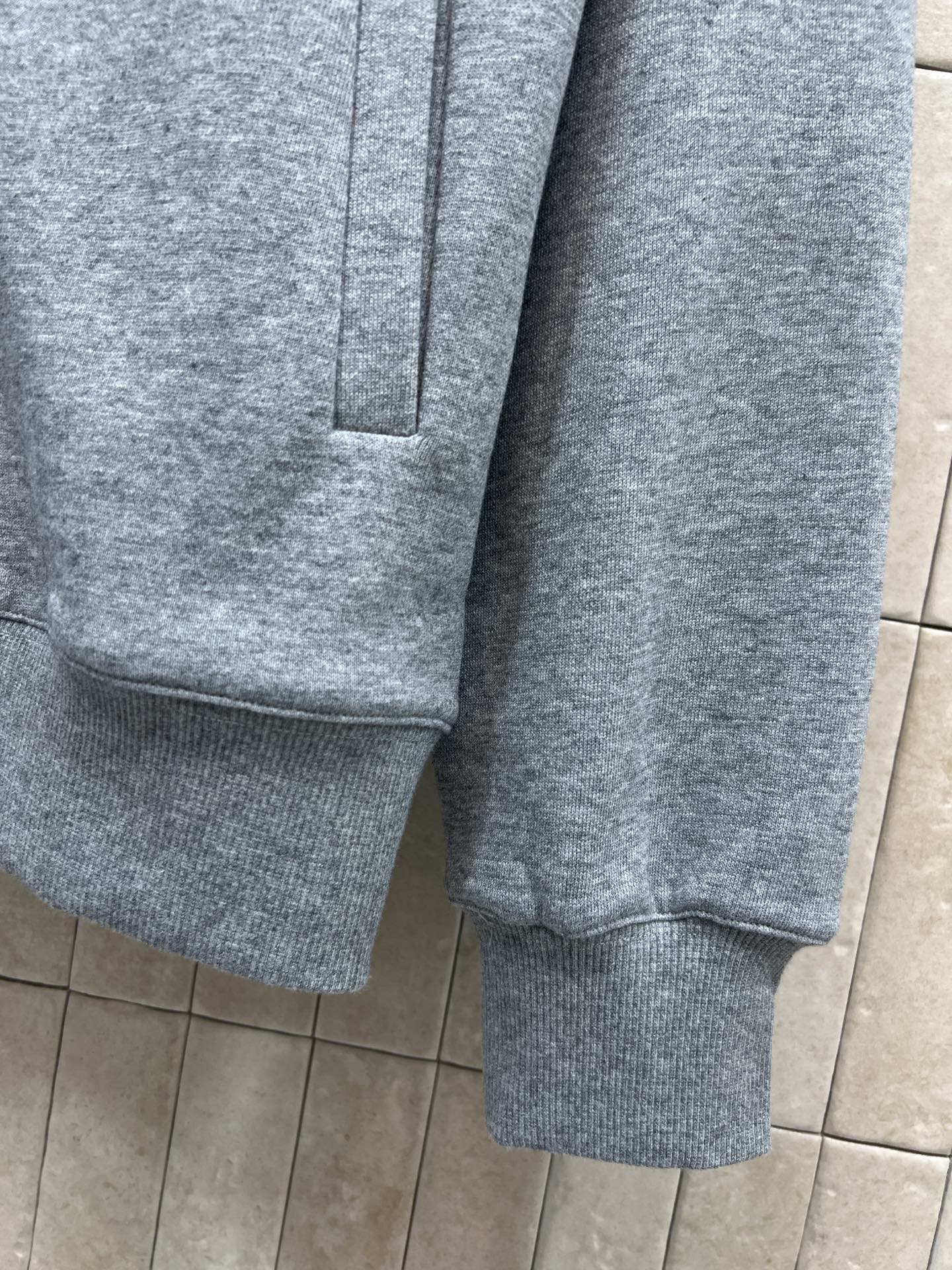 MIU家 25秋冬新款 灰色立领拉链卫衣外套 经典飞行员夹克版型 羊毛混纺材质柔软舒适 黑色高领设计 胸