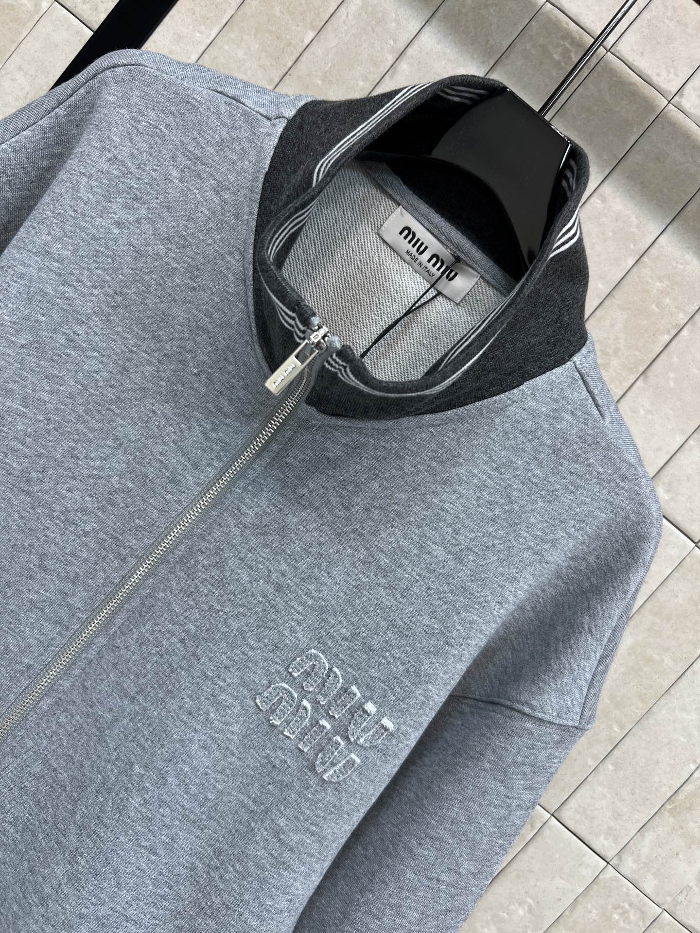 MIU家 25秋冬新款 灰色立领拉链卫衣外套 经典飞行员夹克版型 羊毛混纺材质柔软舒适 黑色高领设计 胸