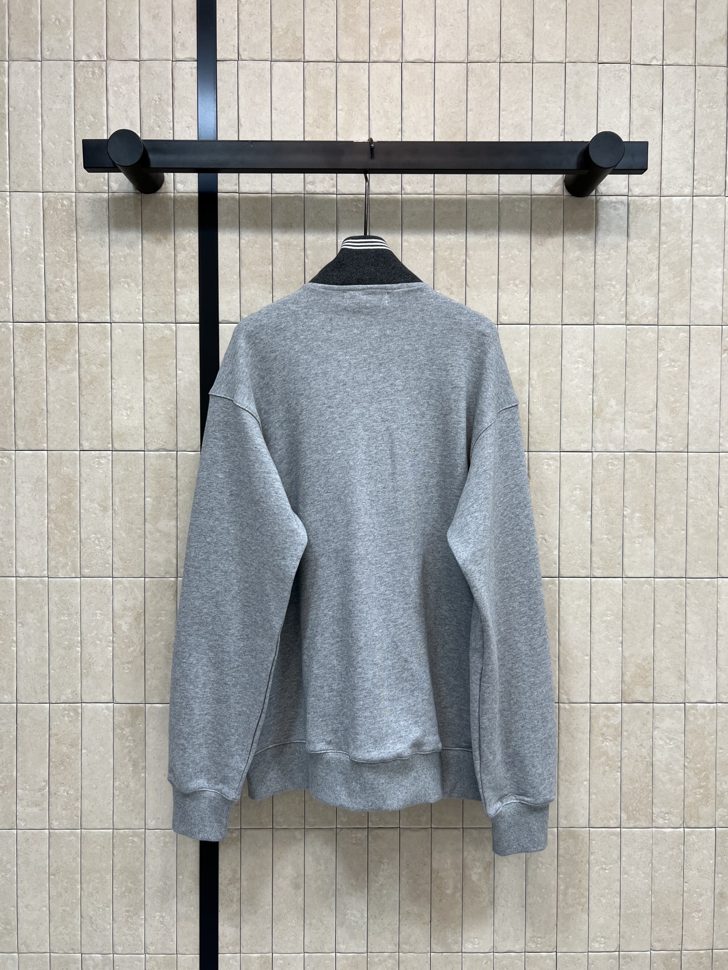 MIU家 25秋冬新款 灰色立领拉链卫衣外套 经典飞行员夹克版型 羊毛混纺材质柔软舒适 黑色高领设计 胸