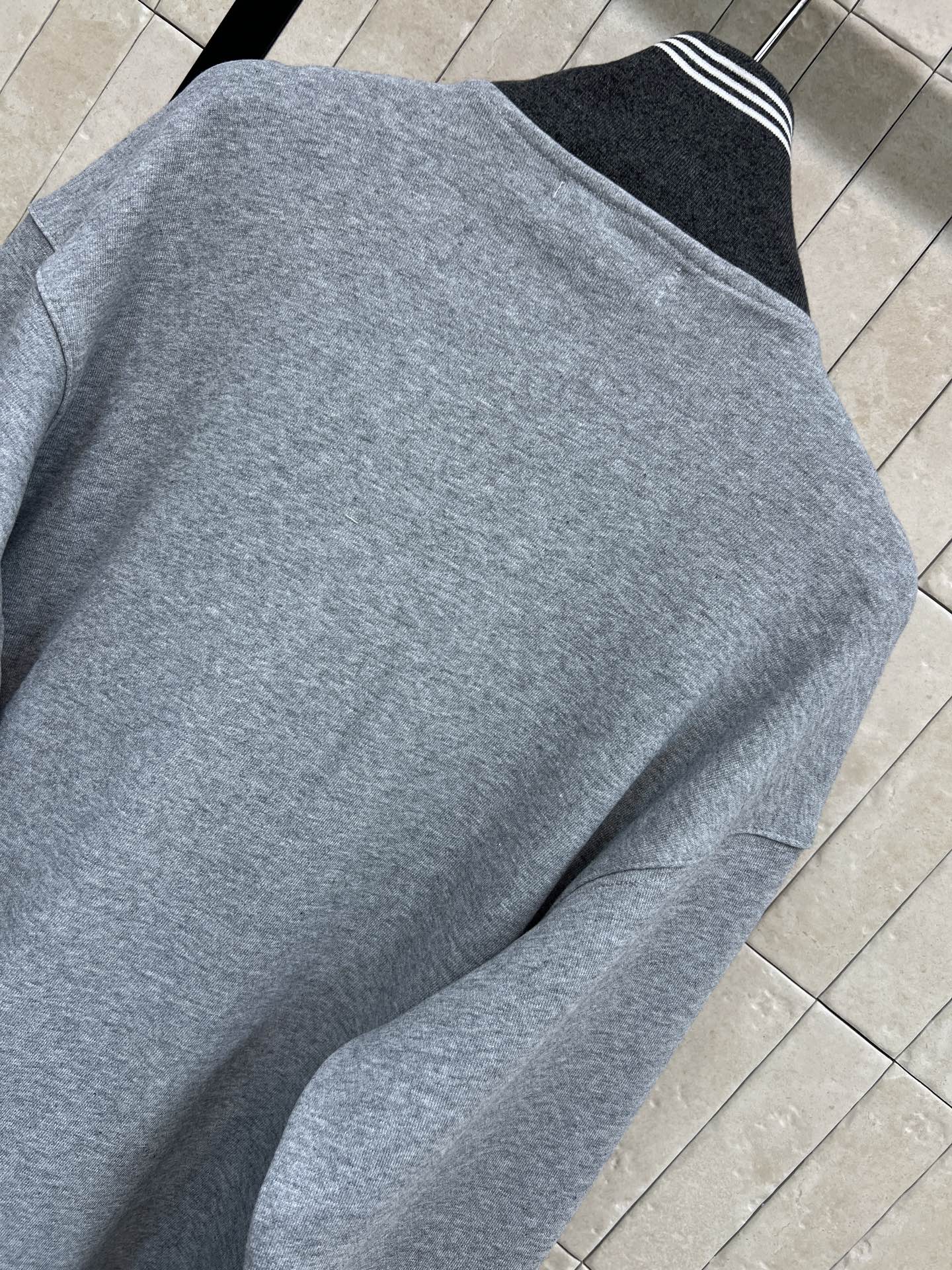 MIU家 25秋冬新款 灰色立领拉链卫衣外套 经典飞行员夹克版型 羊毛混纺材质柔软舒适 黑色高领设计 胸