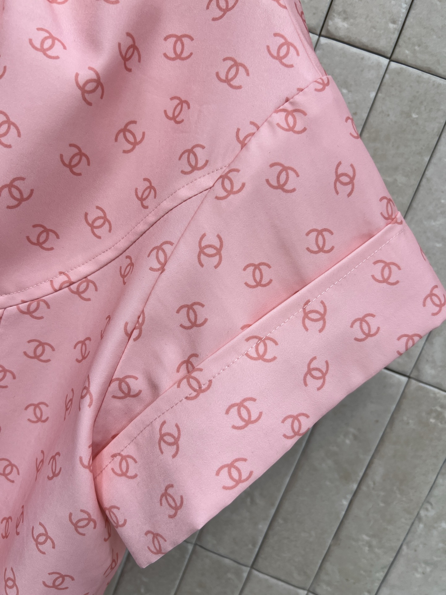 小香家 25秋冬新款 logo粉色短袖衬衫 采用经典双C印花 品牌辨识度超高！高品质棉质面料 柔软舒适 