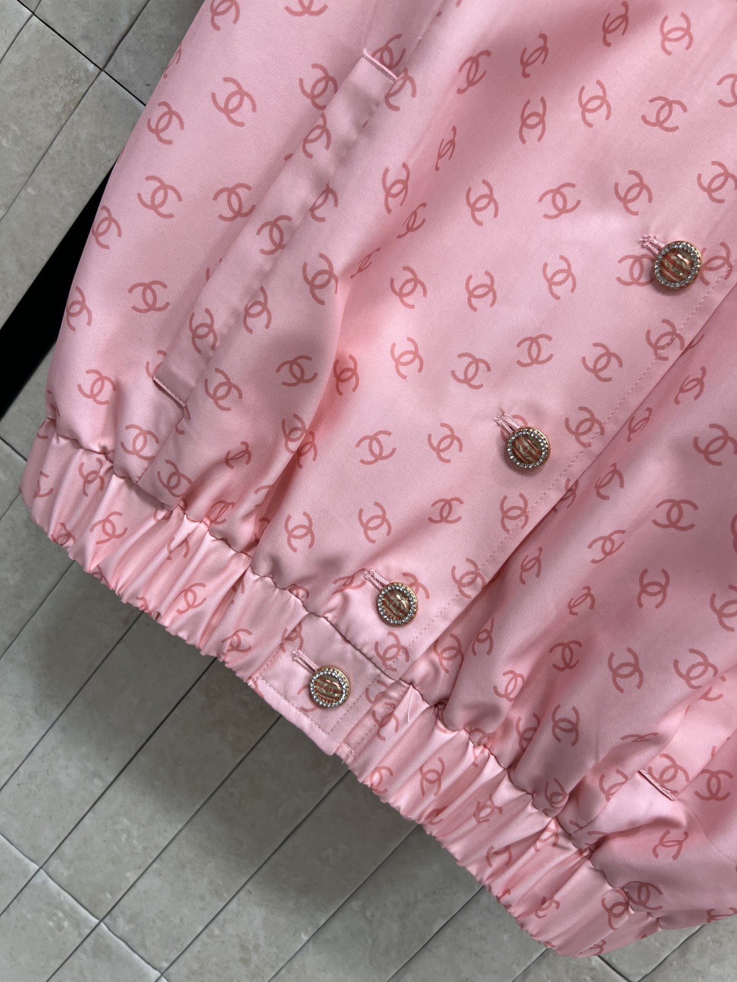 小香家 25秋冬新款 logo粉色短袖衬衫 采用经典双C印花 品牌辨识度超高！高品质棉质面料 柔软舒适 