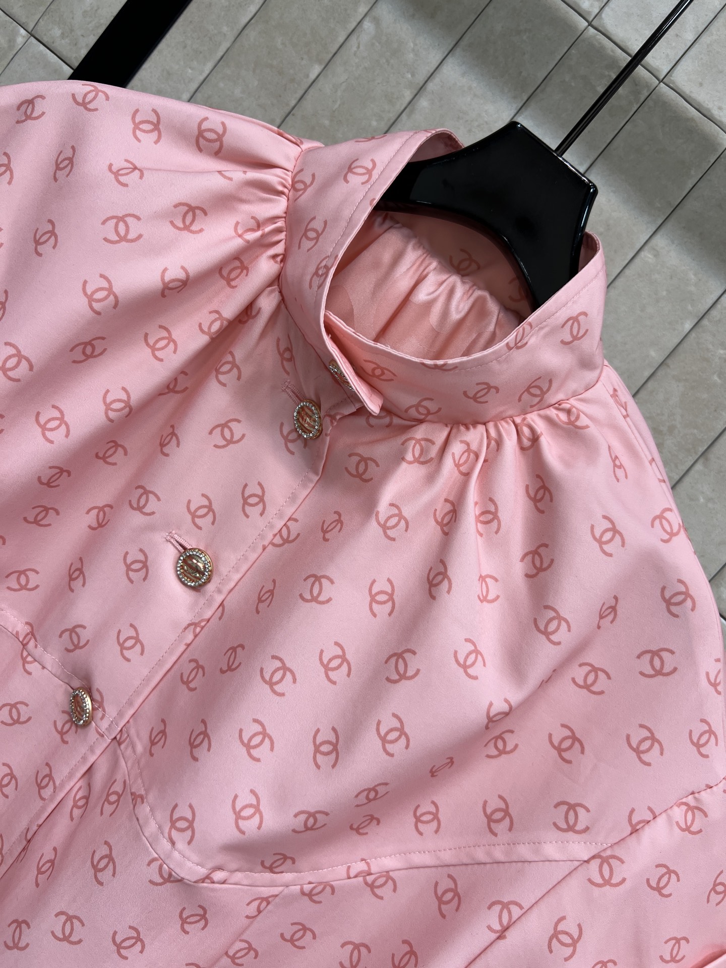 小香家 25秋冬新款 logo粉色短袖衬衫 采用经典双C印花 品牌辨识度超高！高品质棉质面料 柔软舒适 