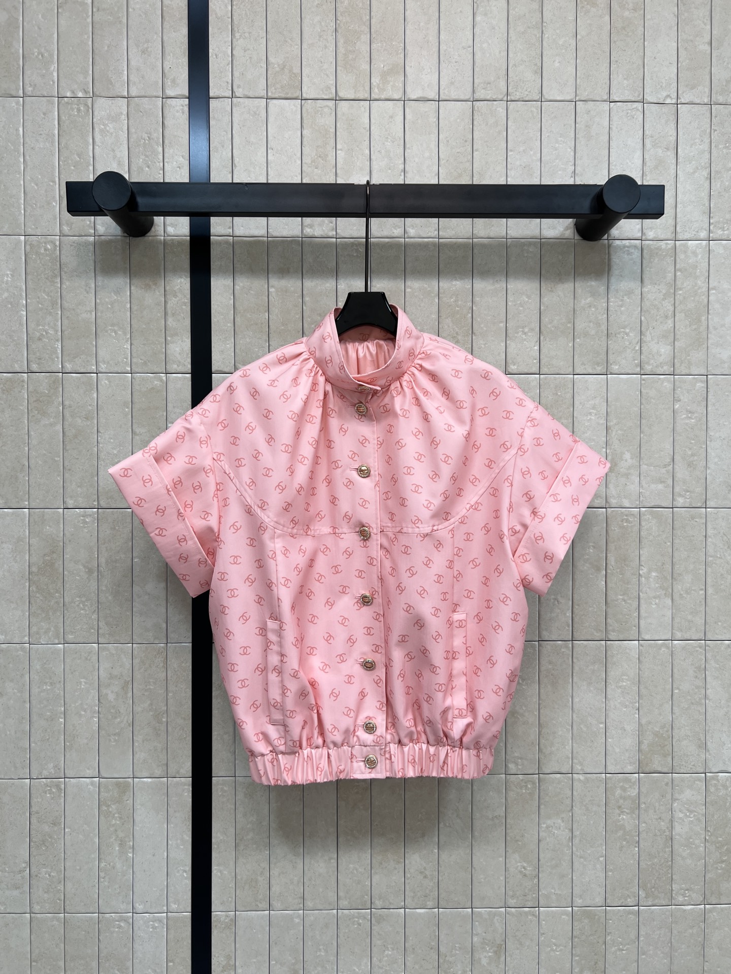 NO:654966,Xiaoxiangjia's 25 new autumn and winter logo pink short-sleeved shirt adopts classic double C printing and has high brand recognition!  High-quality cotton fabric, soft and comfortable, perfect for spring and summer ~ stand-up collar design, retro and sweet, exquisite buttons embellished with details, loose cut, tolerant, elegant and casual when paired with high-waisted pants or skirts, easily create a French atmosphere, three sizes in one color, Size/S-M-L,,chanel,skirts,shirts,T-shirt,alexander wang19860909小香家 25秋冬新款 logo粉色短袖衬衫 采用经典双C印花 品牌辨识度超高！高品质棉质面料 柔软舒适 春夏穿超合适~立领设计 复古又甜美 精致纽扣点缀细节感满满 剪裁宽松 包容性强 搭配高腰裤或半身裙都很优雅休闲 轻松打造法式氛围感 一色三码 Size/S-M-L,,chanel,skirts,shirts,T-shirt,alexander wang,Women's clothing