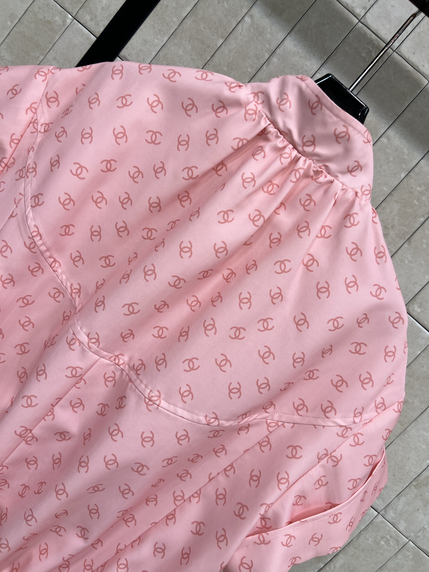 小香家 25秋冬新款 logo粉色短袖衬衫 采用经典双C印花 品牌辨识度超高！高品质棉质面料 柔软舒适 