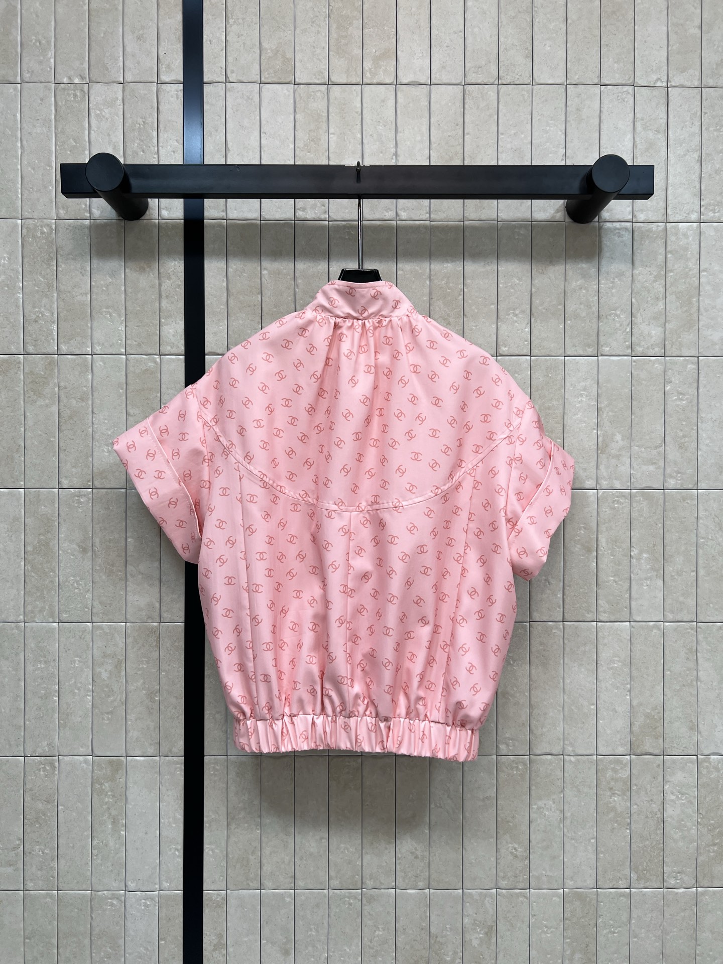 小香家 25秋冬新款 logo粉色短袖衬衫 采用经典双C印花 品牌辨识度超高！高品质棉质面料 柔软舒适 