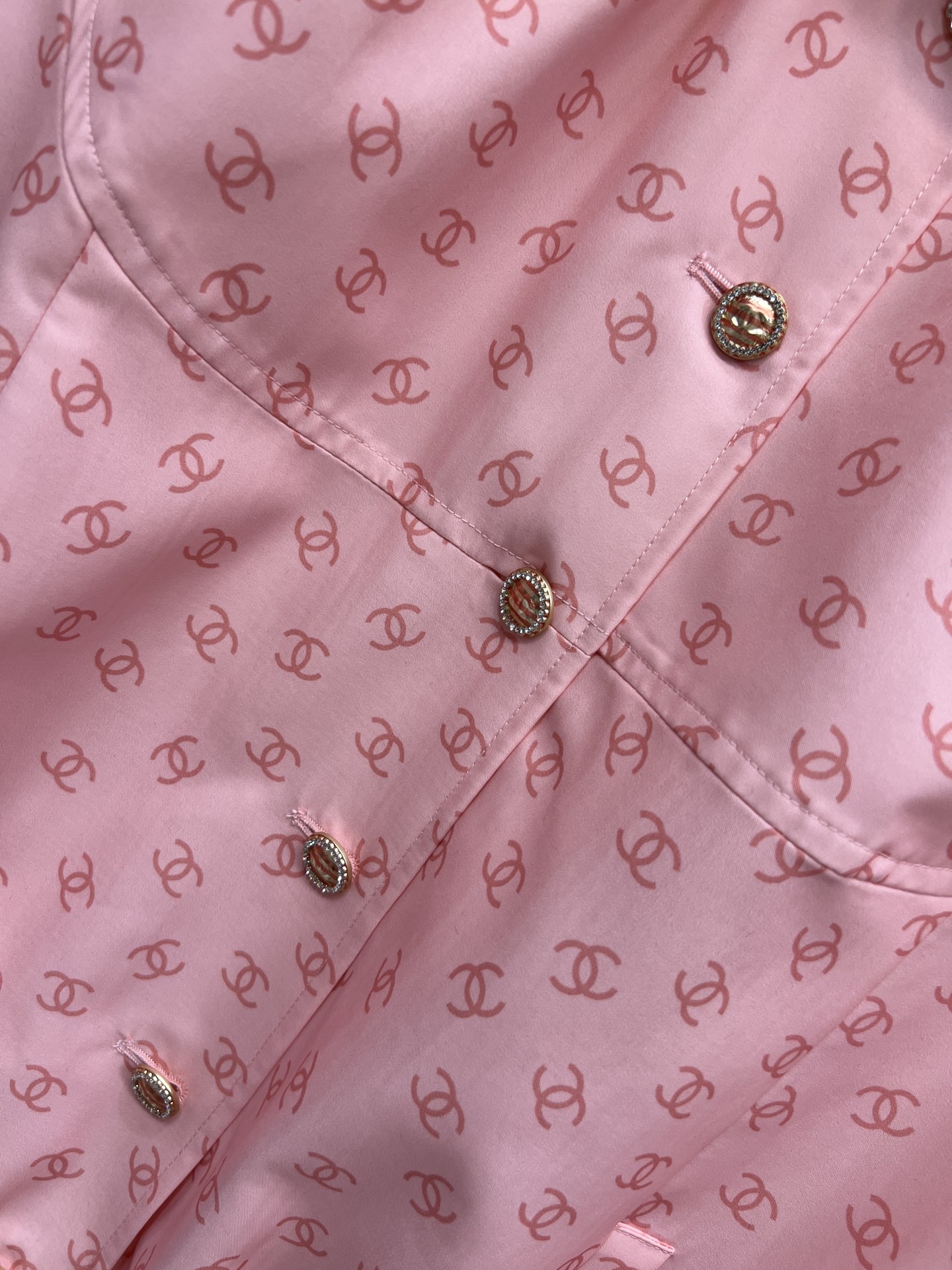 小香家 25秋冬新款 logo粉色短袖衬衫 采用经典双C印花 品牌辨识度超高！高品质棉质面料 柔软舒适 