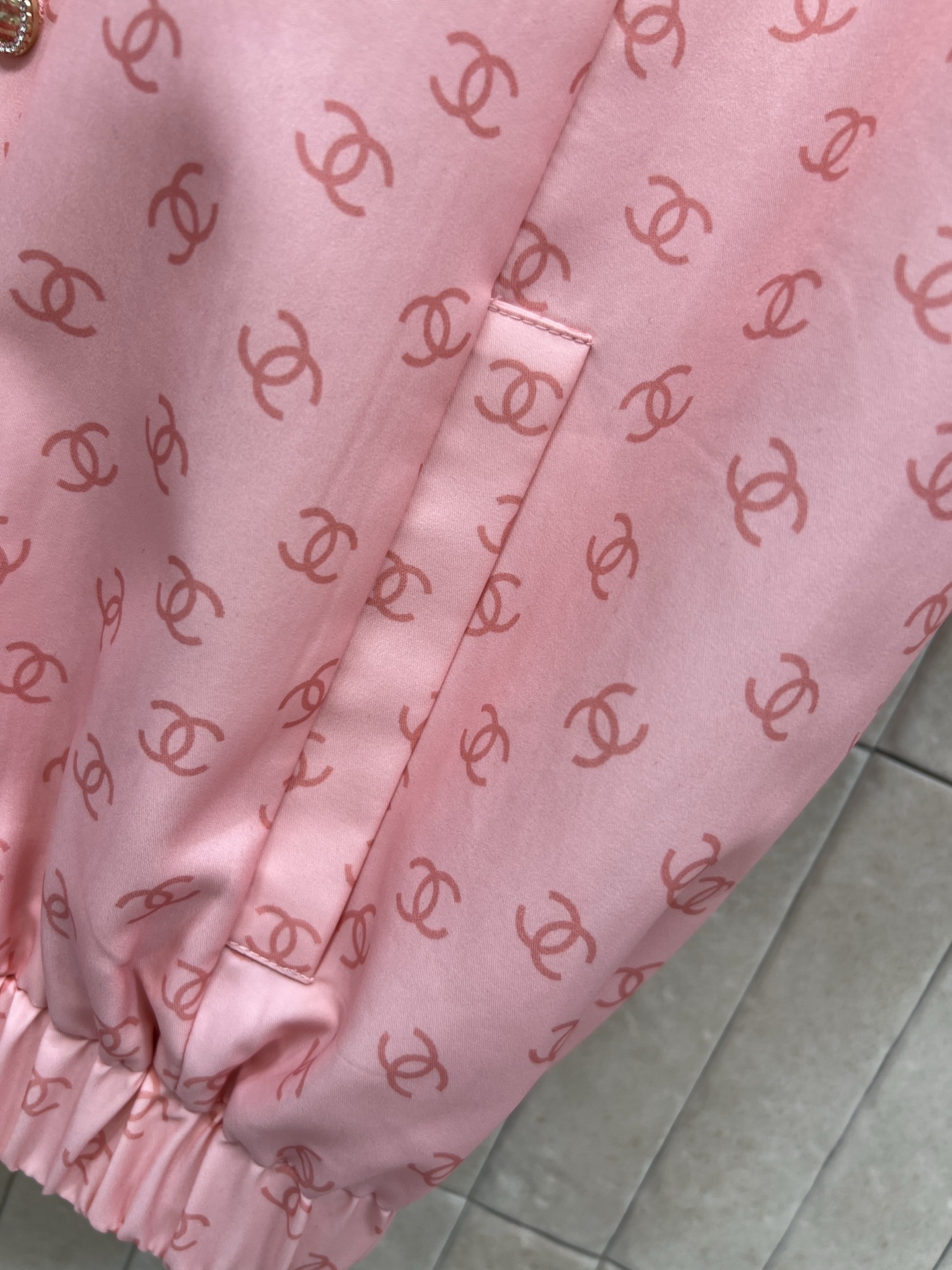 小香家 25秋冬新款 logo粉色短袖衬衫 采用经典双C印花 品牌辨识度超高！高品质棉质面料 柔软舒适 