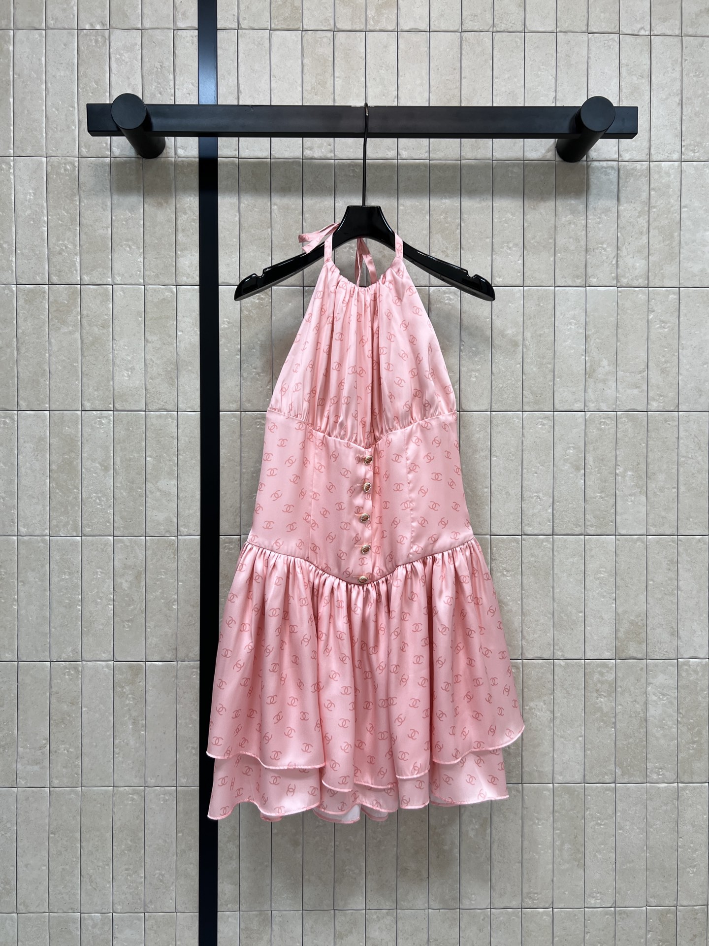 NO:654956,Xiaoxiangjia 26 spring and summer new logo pink halterneck dress, classic double CLogo print, high brand recognition!  Sleeveless halter neck and backless design + buttons on the chest. Full of details. Elegant and sweet. Multi-layered ruffle skirt. Rich layering. Light and elegant. Suitable for vacation or party. Three sizes in one color. Size/S-M-L,,chanel,skirts,alexander wang19860909小香家 26春夏新款 logo粉色挂脖连衣裙 经典双CLogo印花 品牌辨识度超高！无袖挂脖露背设计+胸前纽扣 细节满满 优雅又甜美心 多层荷叶边裙摆 层次感丰富 轻盈飘逸 度假or派对都很适合~一色三码 Size/S-M-L,,chanel,skirts,alexander wang,Women's clothing