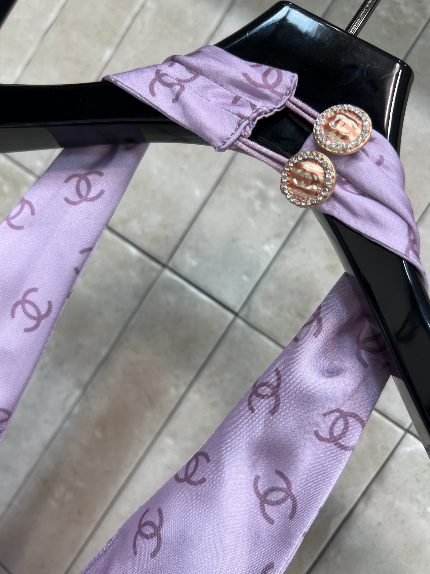 小香家 26春夏新款 紫色挂脖连衣裙 轻薄透气面料超适合夏天！挂脖露背设计凸显肩颈线条 胸前褶皱+双层荷