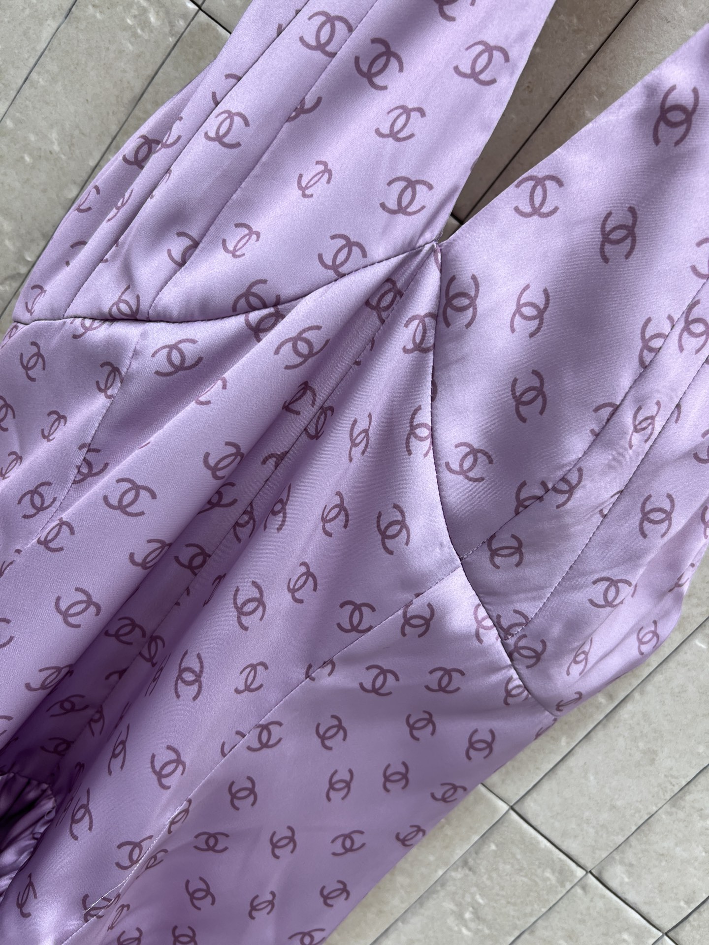 小香家 26春夏新款 紫色挂脖连衣裙 轻薄透气面料超适合夏天！挂脖露背设计凸显肩颈线条 胸前褶皱+双层荷