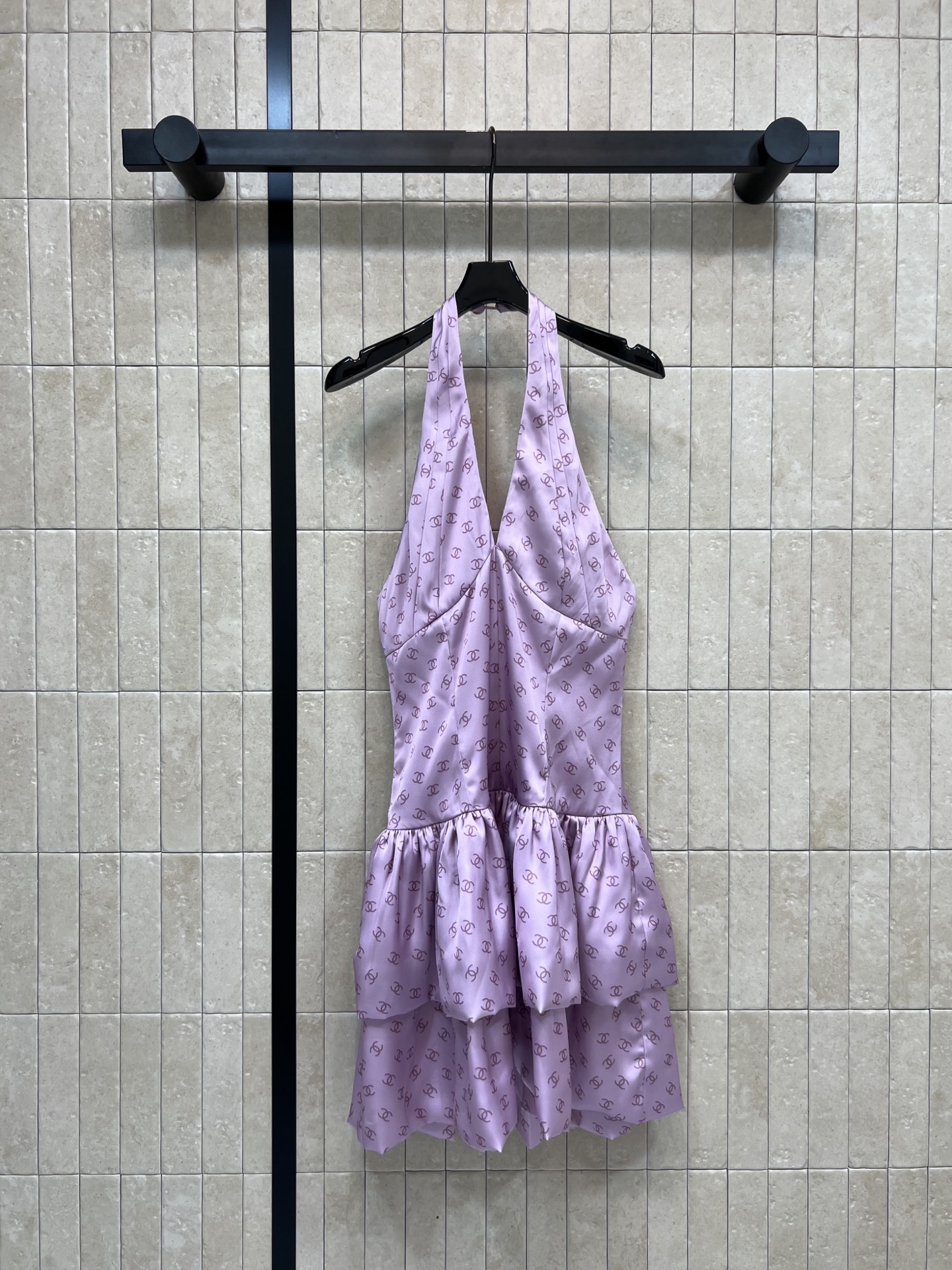 NO:654948,Xiaoxiangjia 26 spring and summer new purple halterneck dress. Light and breathable fabric is perfect for summer! The halterneck and backless design highlights the lines of the shoulders and neck. The chest pleats + double-layer ruffled hem are full of layers, elegant and have a holiday atmosphere. The skirt is printed with the classic double CLogo, which makes the brand highly recognizable! It can be easily worn for daily travel or vacation. It looks great with sandals or high heels~ One color and three sizes Size/S-M-L,,chanel,sandals,high heels,skirts,alexander wang19860909小香家 26春夏新款 紫色挂脖连衣裙 轻薄透气面料超适合夏天！挂脖露背设计凸显肩颈线条 胸前褶皱+双层荷叶边下摆 层次感满满 优雅又有度假氛围.裙身印有经典双CLogo 品牌辦识度超高！日常出行或度假都能轻松驾驭 搭配凉鞋或高跟鞋都很出彩~一色三码 Size/S-M-L,,chanel,sandals,high heels,skirts,alexander wang,Women's clothing