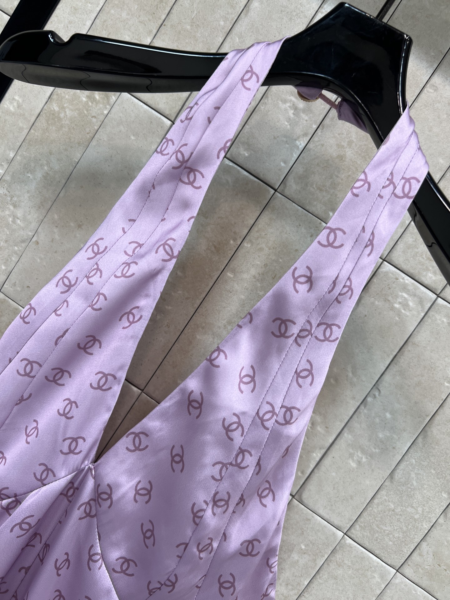 小香家 26春夏新款 紫色挂脖连衣裙 轻薄透气面料超适合夏天！挂脖露背设计凸显肩颈线条 胸前褶皱+双层荷