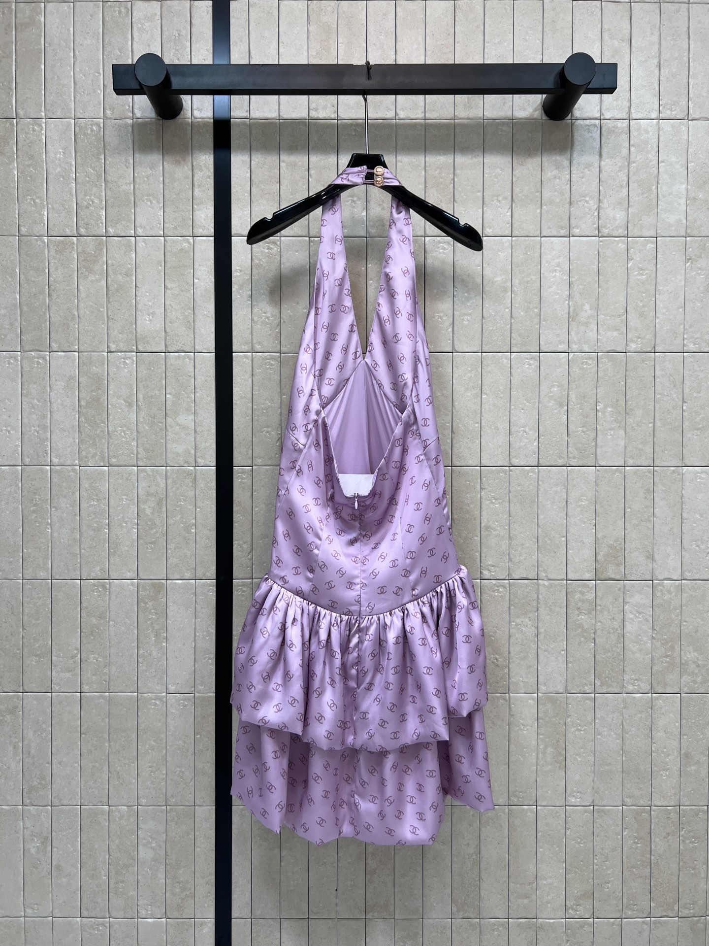 小香家 26春夏新款 紫色挂脖连衣裙 轻薄透气面料超适合夏天！挂脖露背设计凸显肩颈线条 胸前褶皱+双层荷