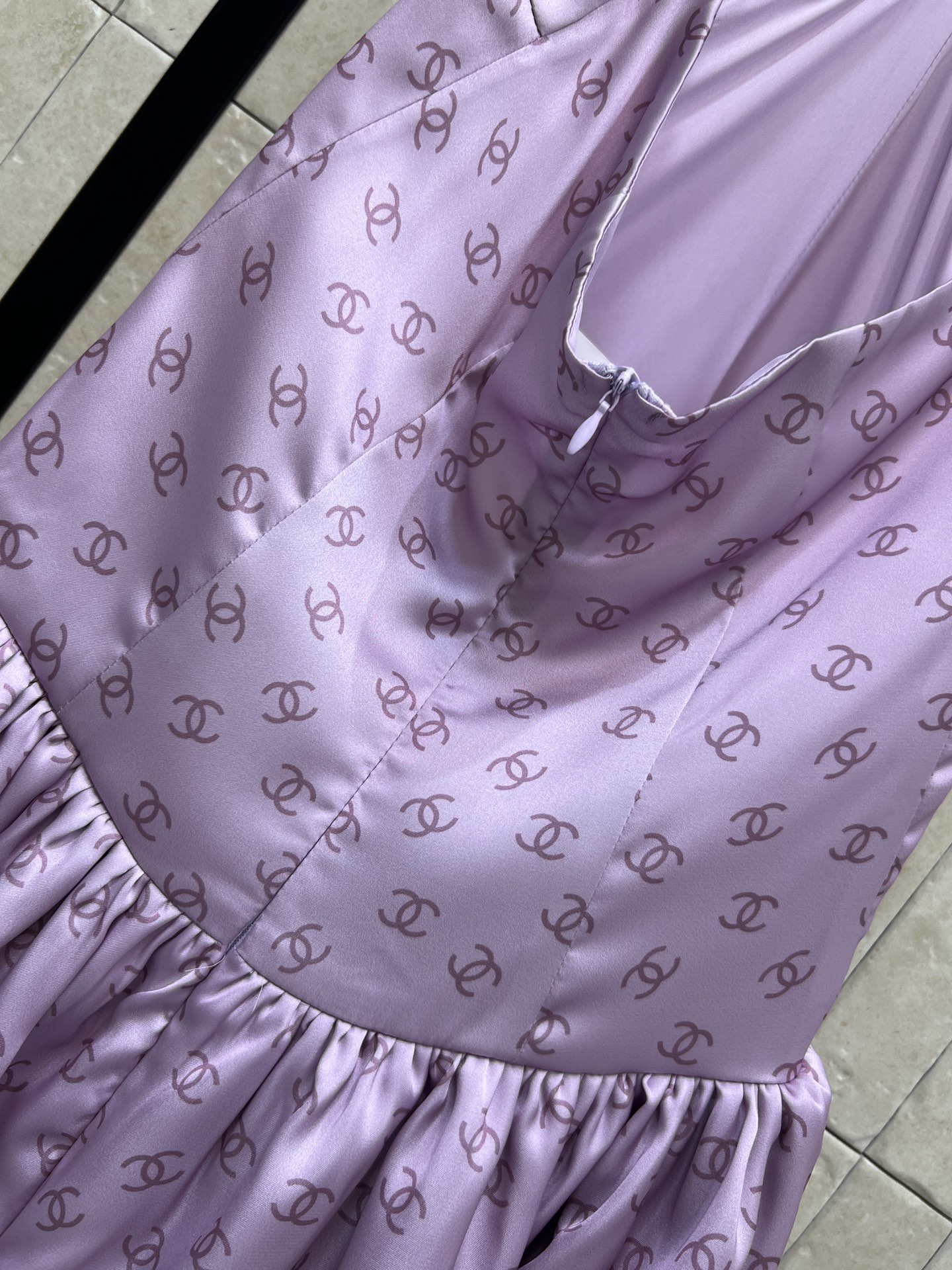 小香家 26春夏新款 紫色挂脖连衣裙 轻薄透气面料超适合夏天！挂脖露背设计凸显肩颈线条 胸前褶皱+双层荷