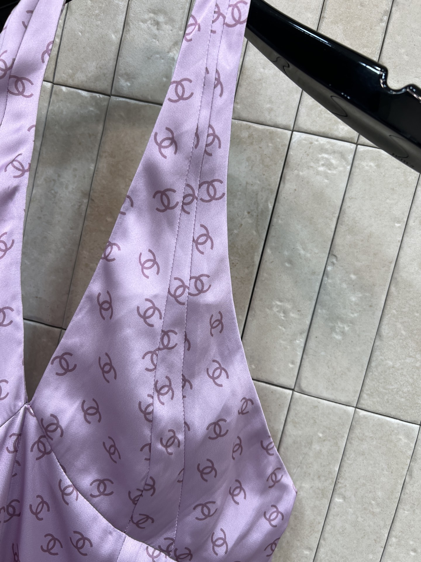 小香家 26春夏新款 紫色挂脖连衣裙 轻薄透气面料超适合夏天！挂脖露背设计凸显肩颈线条 胸前褶皱+双层荷