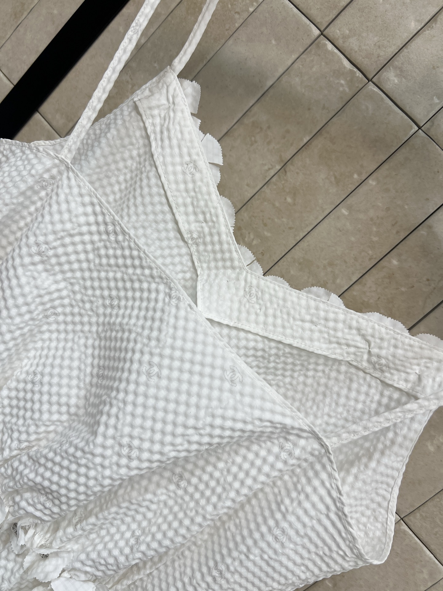 小香家 26春夏新款 立体花朵吊带 白色格纹面料+手工立体 花朵 清新优雅又有层次感产 荷叶边下摆 甜美