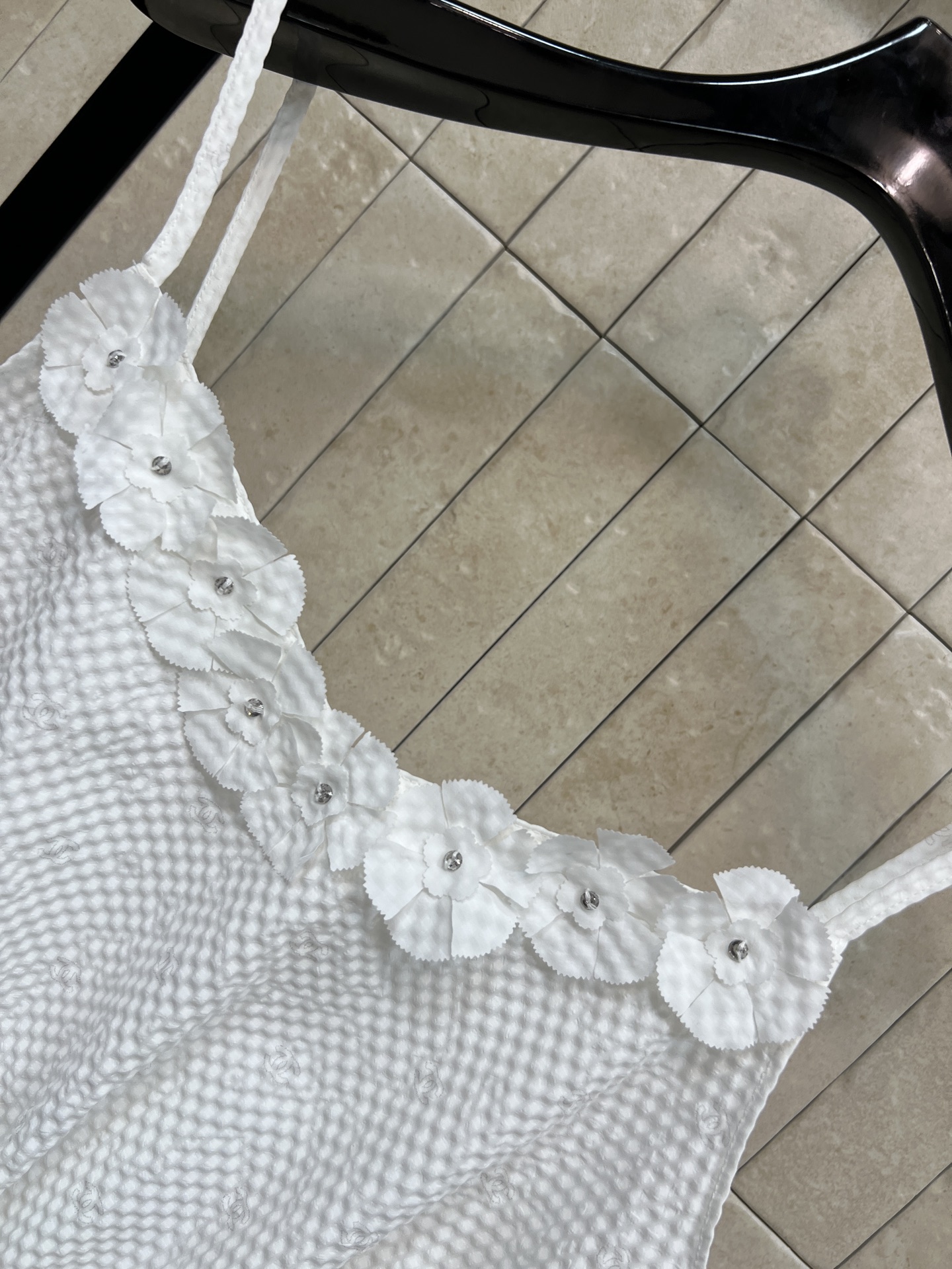 小香家 26春夏新款 立体花朵吊带 白色格纹面料+手工立体 花朵 清新优雅又有层次感产 荷叶边下摆 甜美