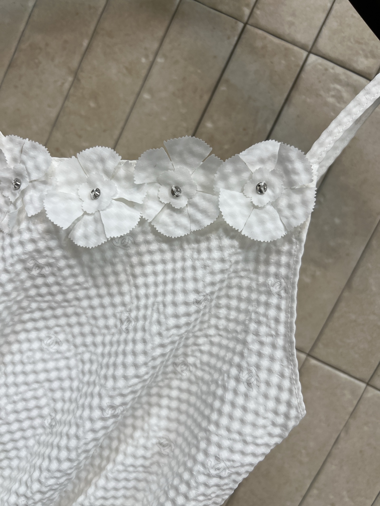 小香家 26春夏新款 立体花朵吊带 白色格纹面料+手工立体 花朵 清新优雅又有层次感产 荷叶边下摆 甜美