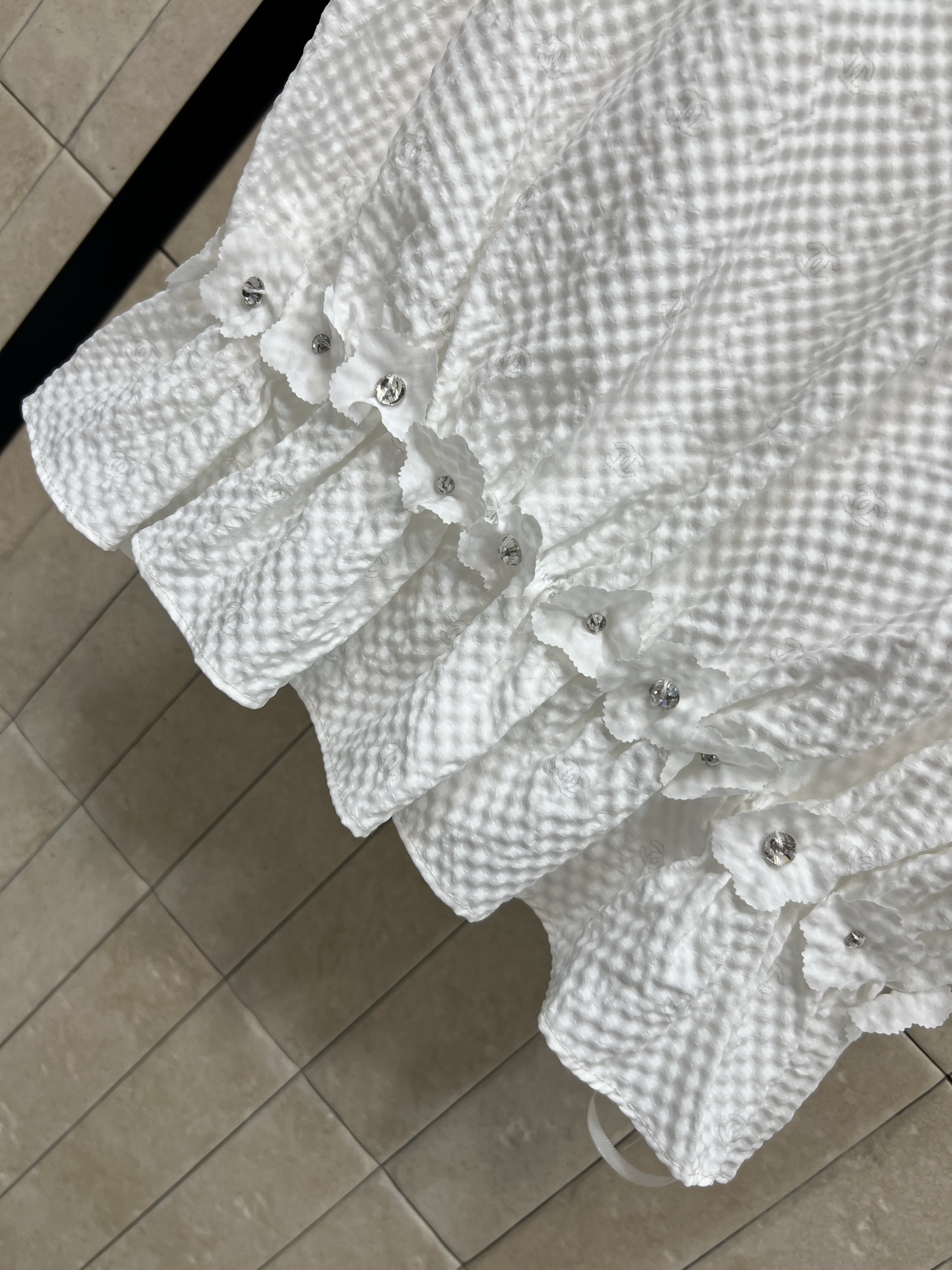 小香家 26春夏新款 立体花朵吊带 白色格纹面料+手工立体 花朵 清新优雅又有层次感产 荷叶边下摆 甜美