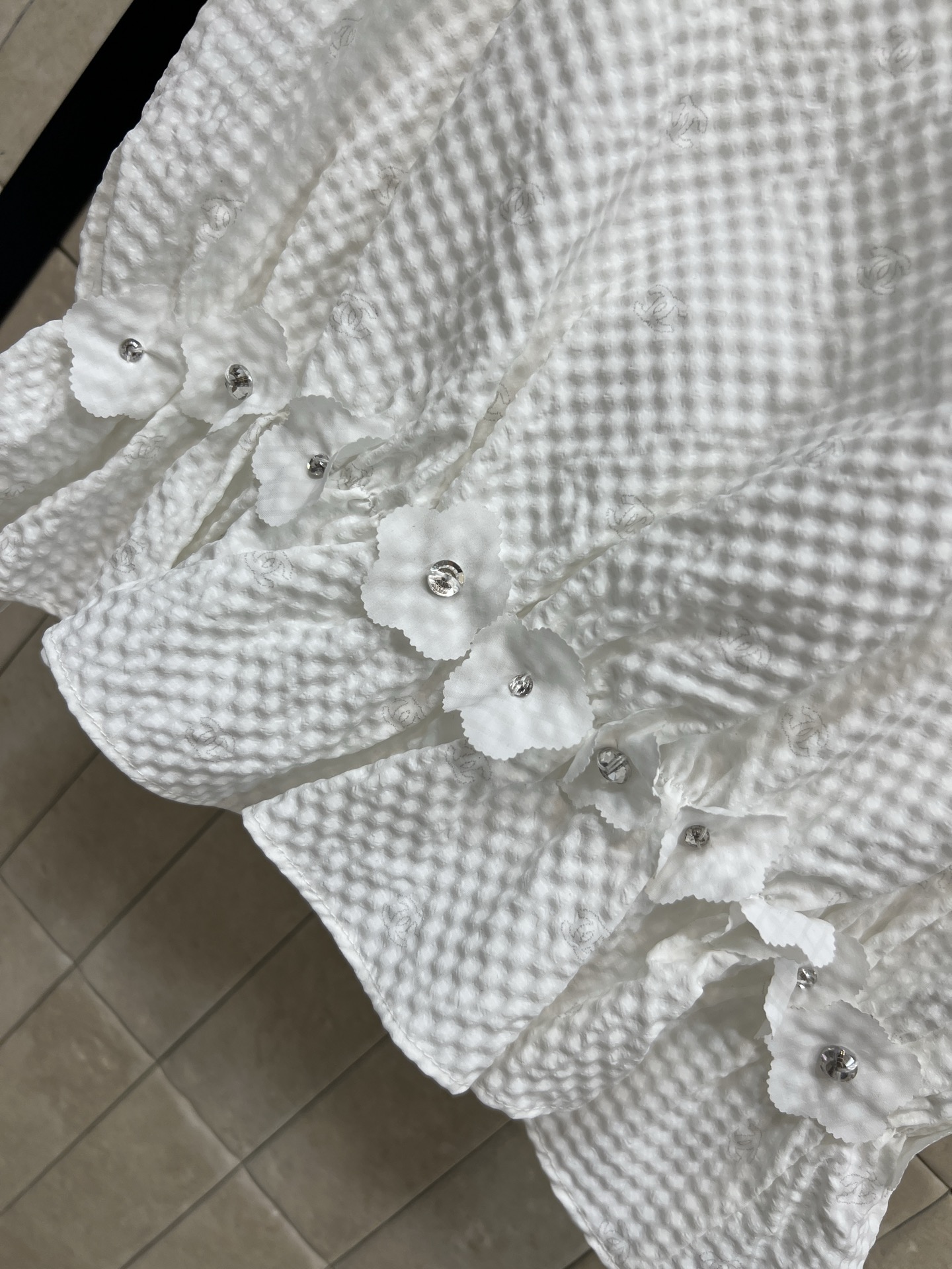 小香家 26春夏新款 立体花朵吊带 白色格纹面料+手工立体 花朵 清新优雅又有层次感产 荷叶边下摆 甜美