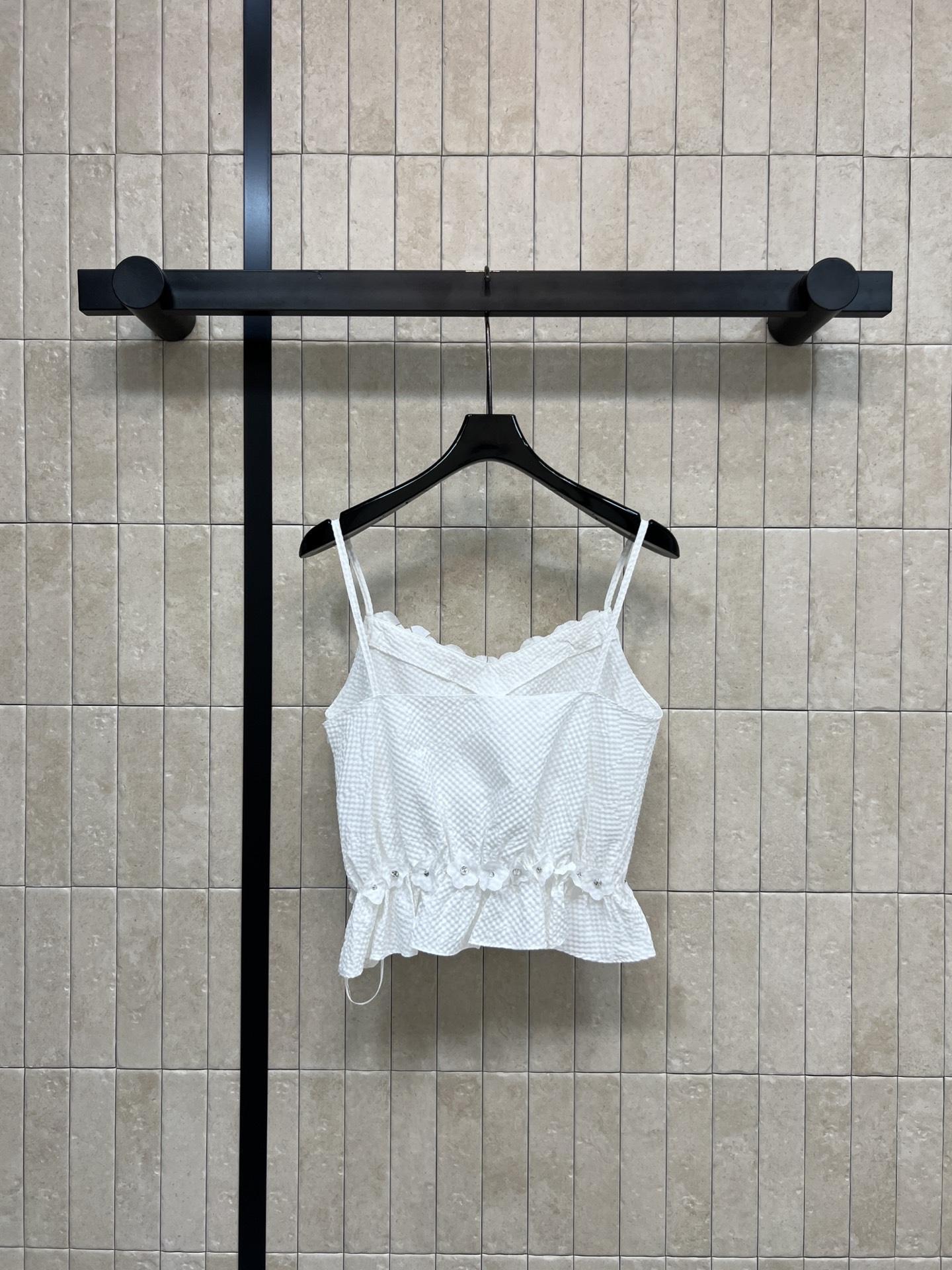 小香家 26春夏新款 立体花朵吊带 白色格纹面料+手工立体 花朵 清新优雅又有层次感产 荷叶边下摆 甜美