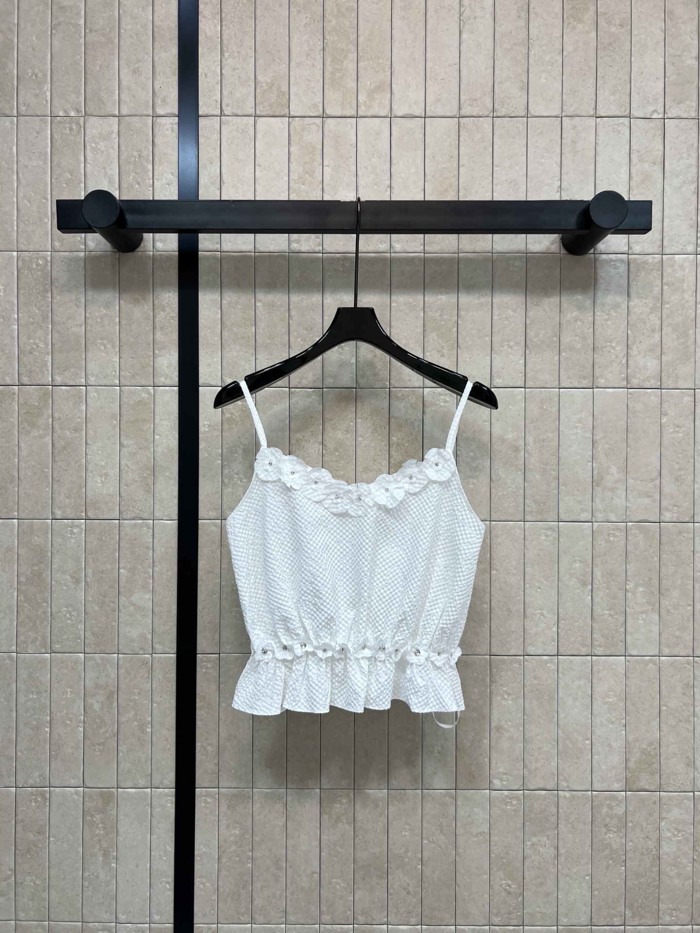 NO:654938,Xiaoxiangjia 26 spring and summer new style three-dimensional flower sling, white plaid fabric + handmade three-dimensional flowers, fresh, elegant and layered, ruffled hem, sweet and slim, perfect for spring and summer!  The shoulder straps are of moderate width and are comfortable to wear and not easy to slip off. It can be easily worn in daily life or on vacation ~ match with high-waisted pants/skirts. The French atmosphere can be worn directly. Three sizes in one color. Size/S-M-L,,chanel,skirts,alexander wang19860909小香家 26春夏新款 立体花朵吊带 白色格纹面料+手工立体 花朵 清新优雅又有层次感产 荷叶边下摆 甜美修身 春夏穿超适合！肩带宽度适中 穿着舒适不易滑落 日常或度假都能轻松驾驭~搭配高腰裤/裙 法式氛围感直接拉满 一色三码 Size/S-M-L,,chanel,skirts,alexander wang,Women's clothing