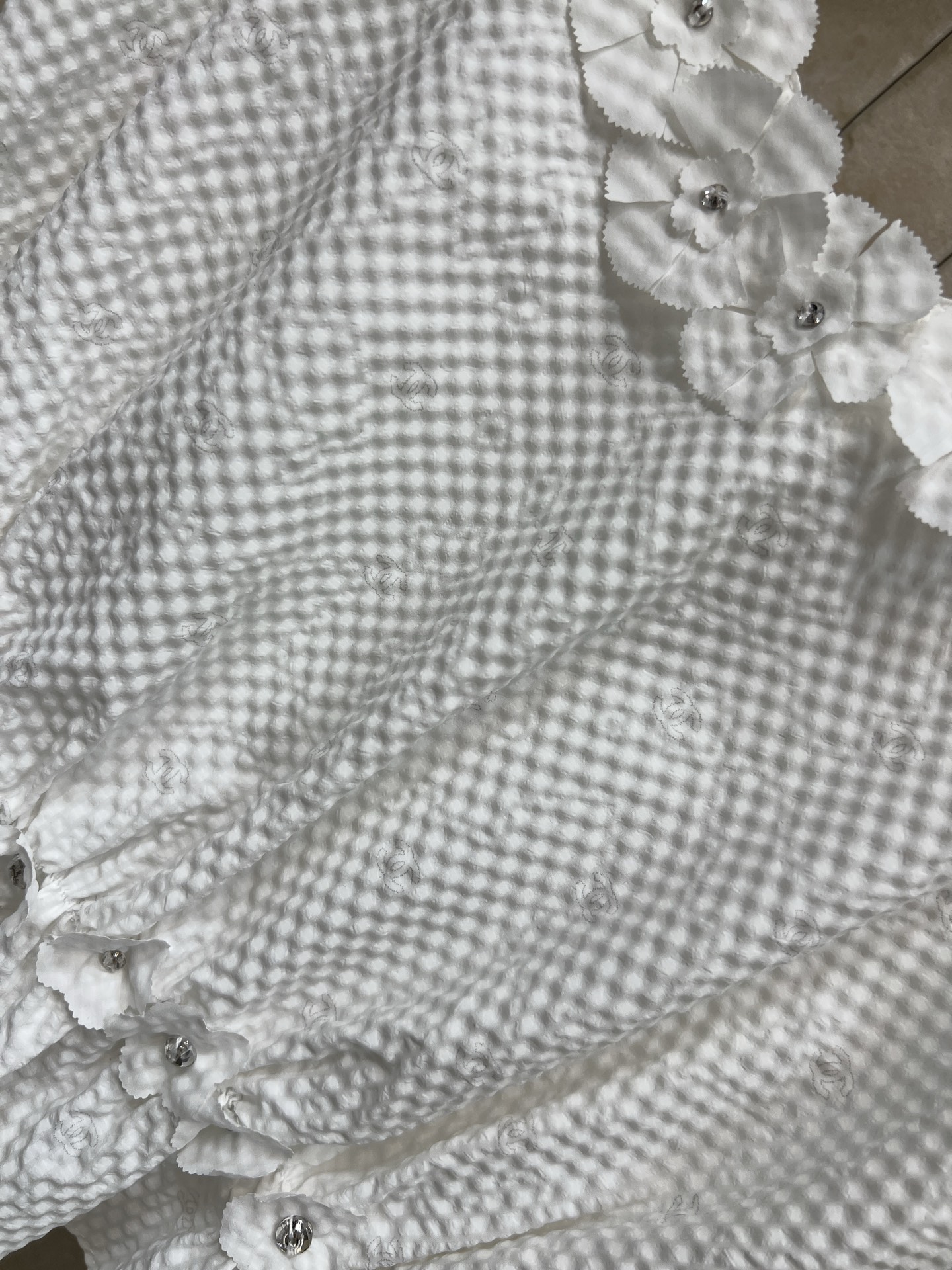 小香家 26春夏新款 立体花朵吊带 白色格纹面料+手工立体 花朵 清新优雅又有层次感产 荷叶边下摆 甜美